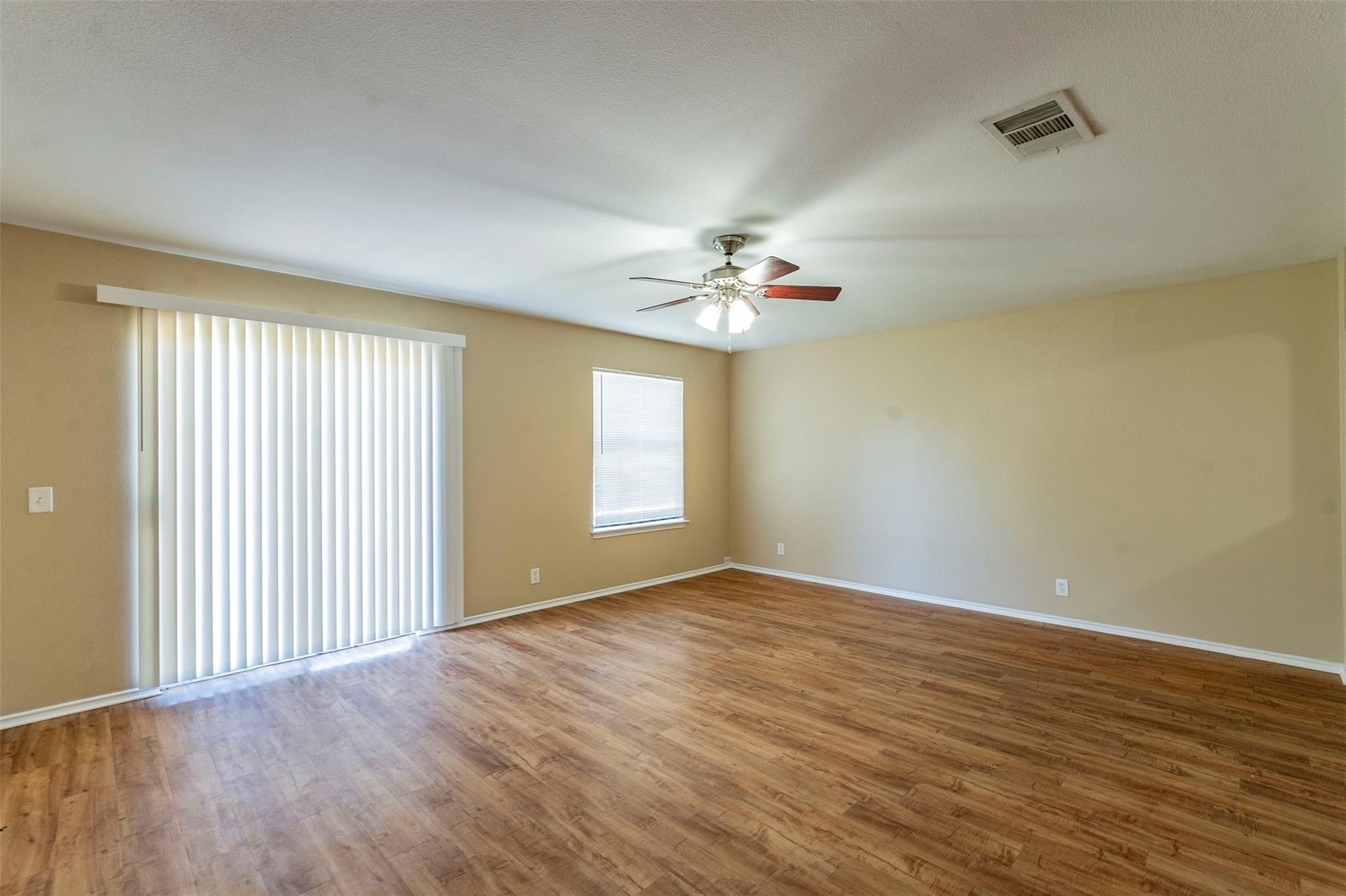207 Mitchell Dr, Hutto, TX 78634
