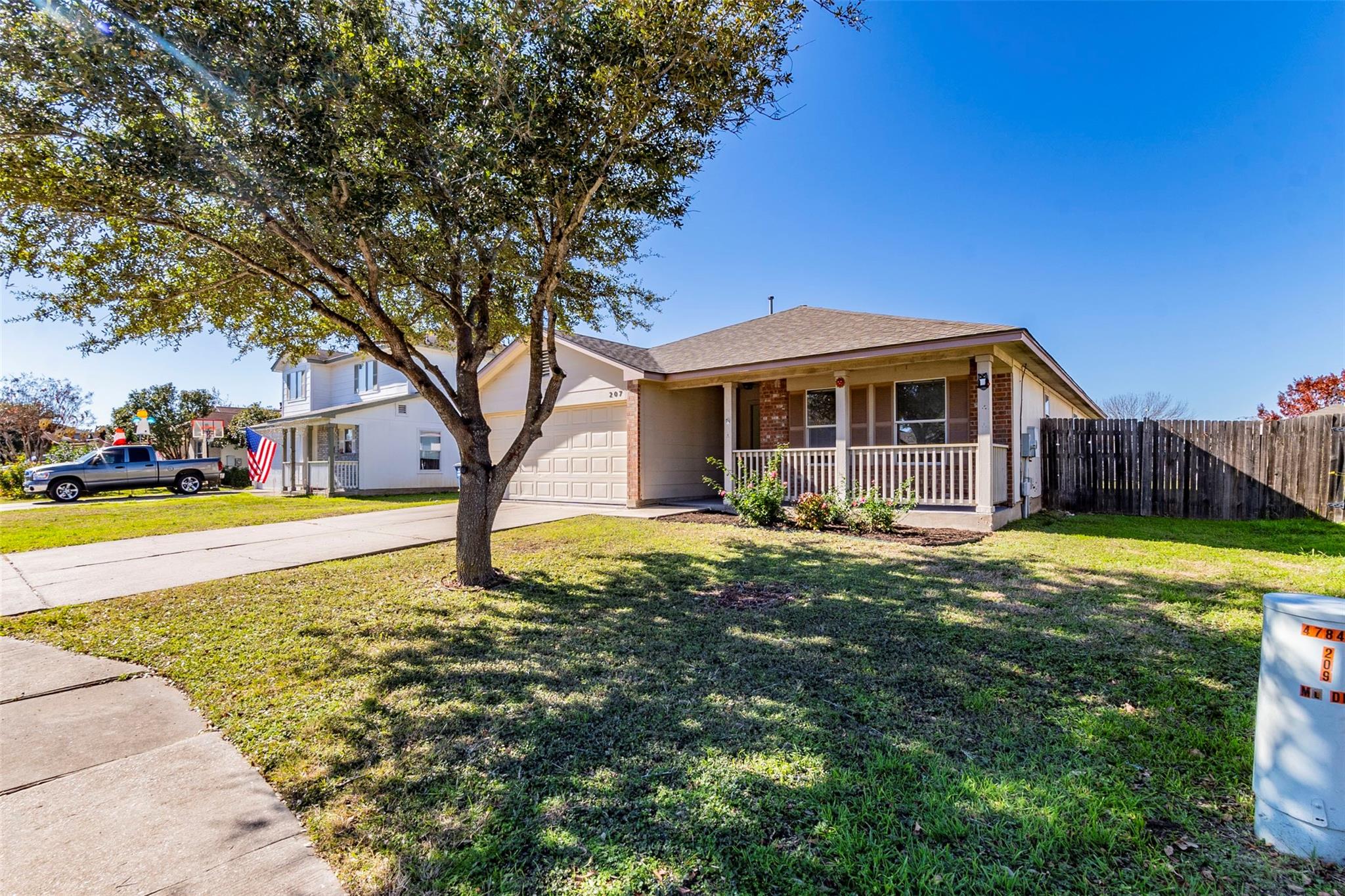 207 Mitchell Dr, Hutto, TX 78634