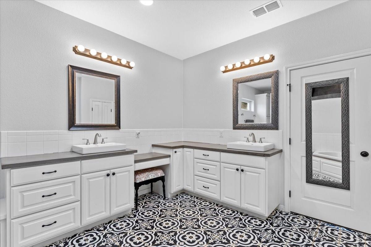 1883 Watterson Rd, Red Rock, TX 78662