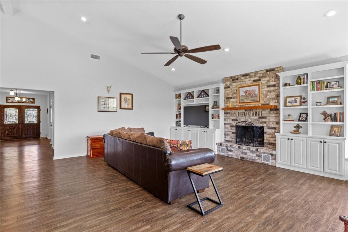 1883 Watterson Rd, Red Rock, TX 78662
