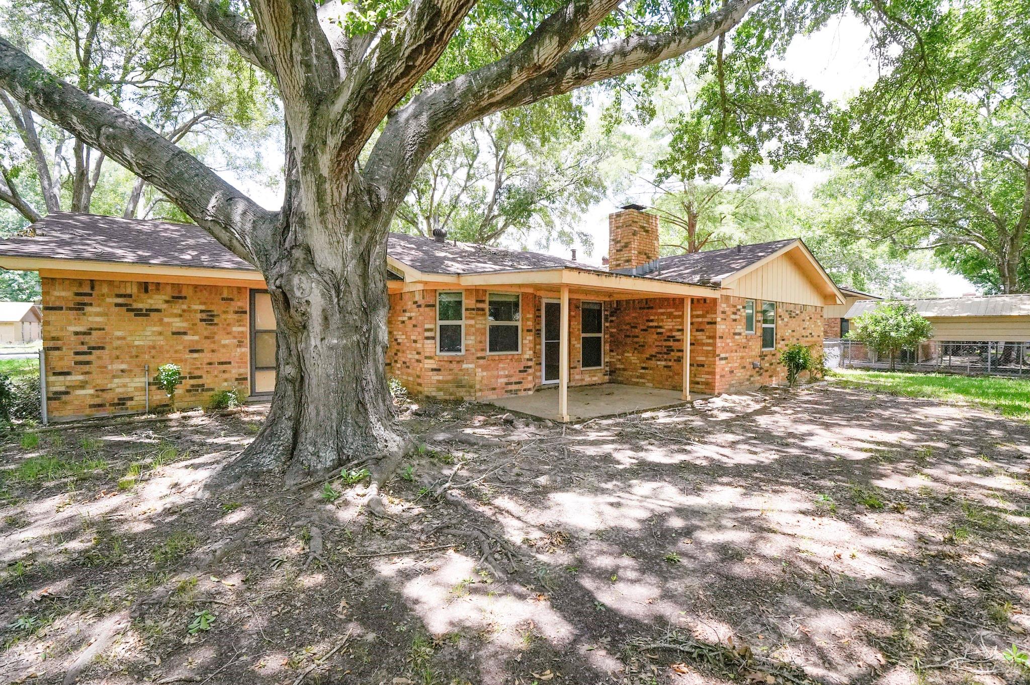 1418 NE 7th St, Smithville, TX 78957