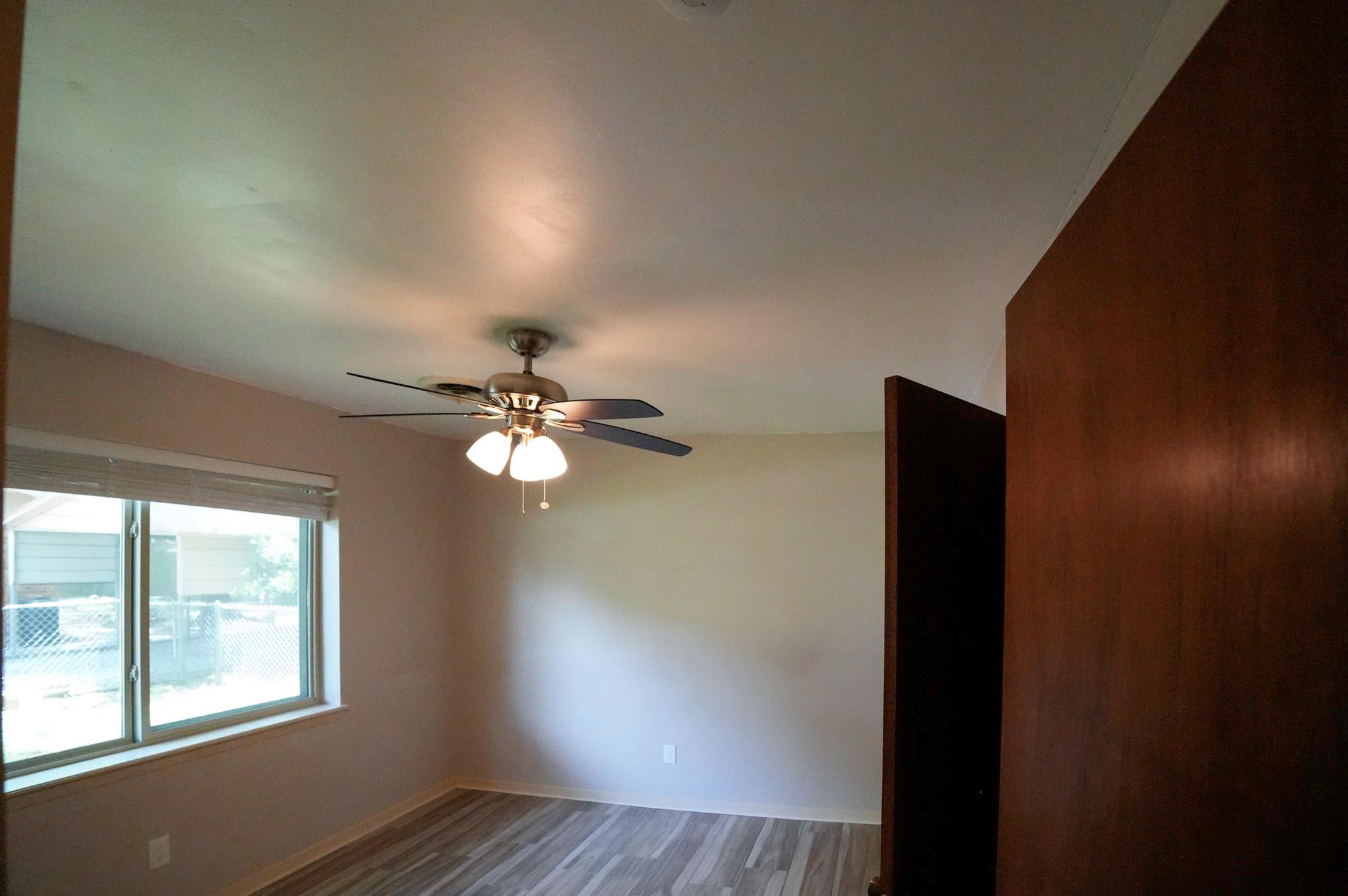 1418 NE 7th St, Smithville, TX 78957