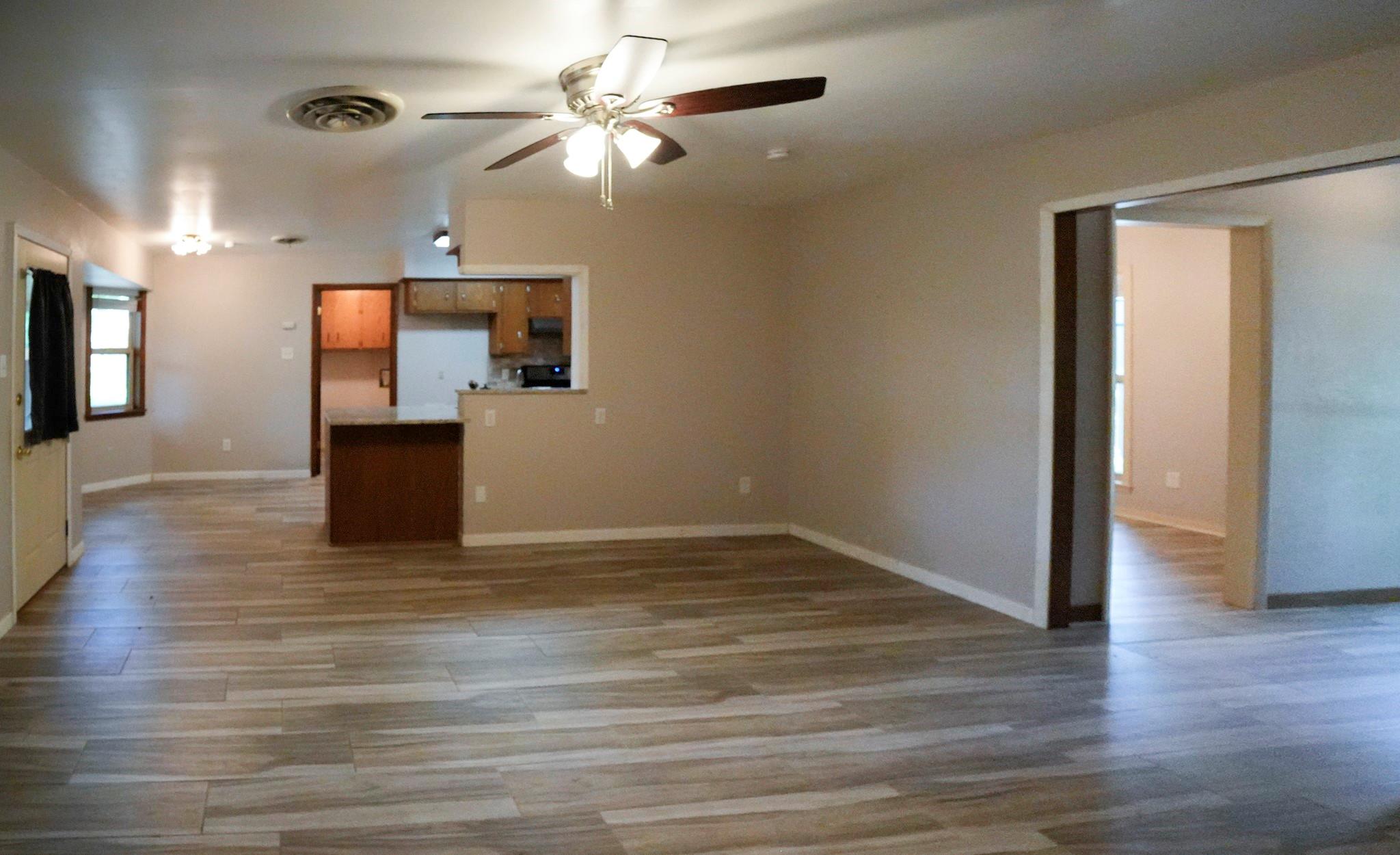 1418 NE 7th St, Smithville, TX 78957