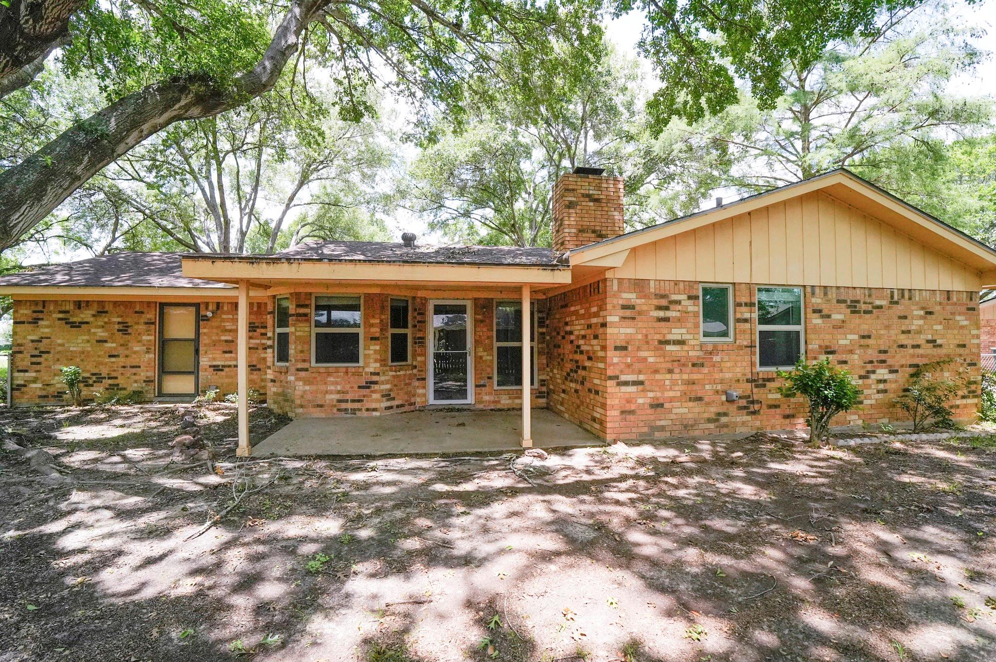1418 NE 7th St, Smithville, TX 78957