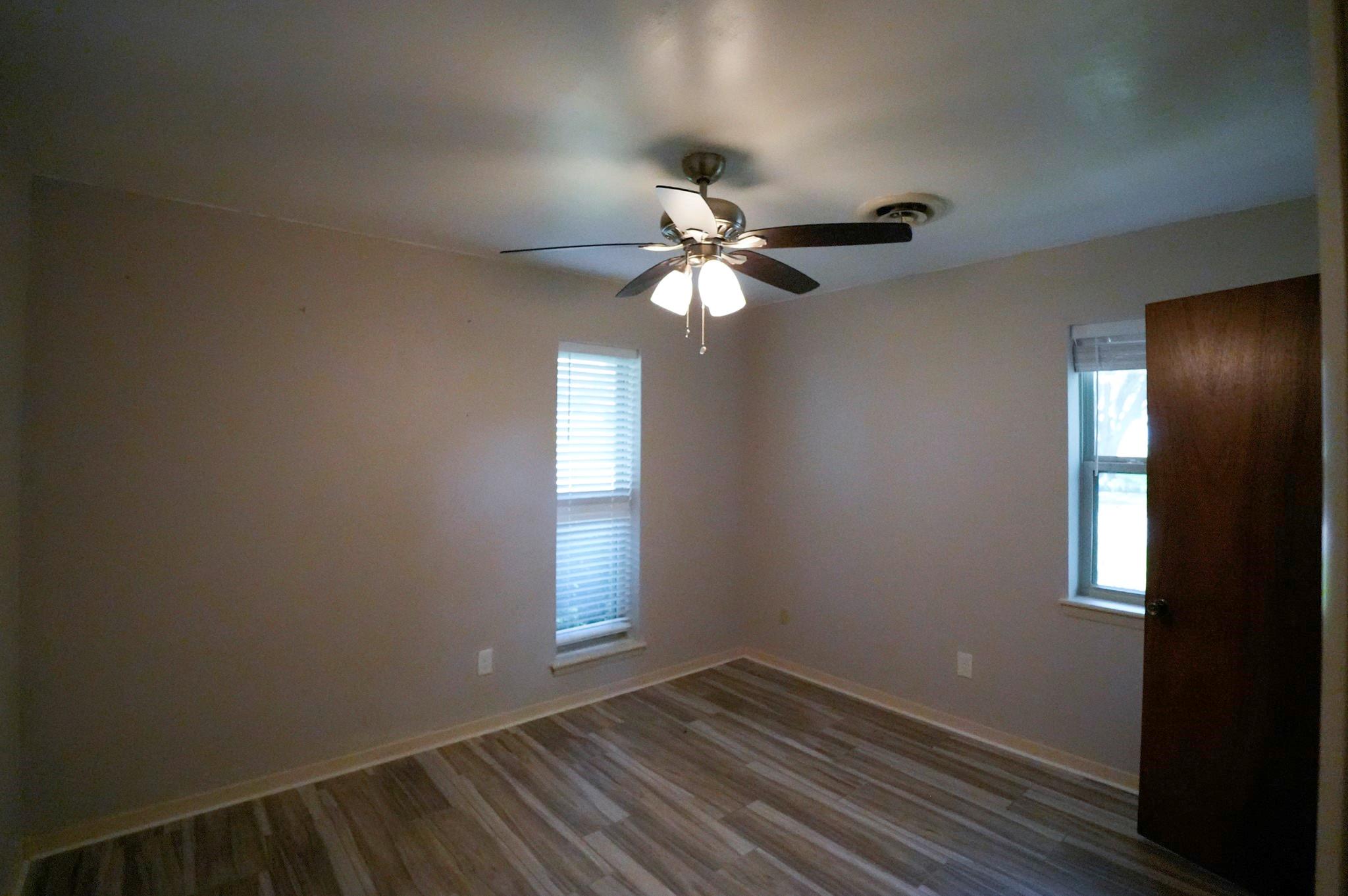 1418 NE 7th St, Smithville, TX 78957