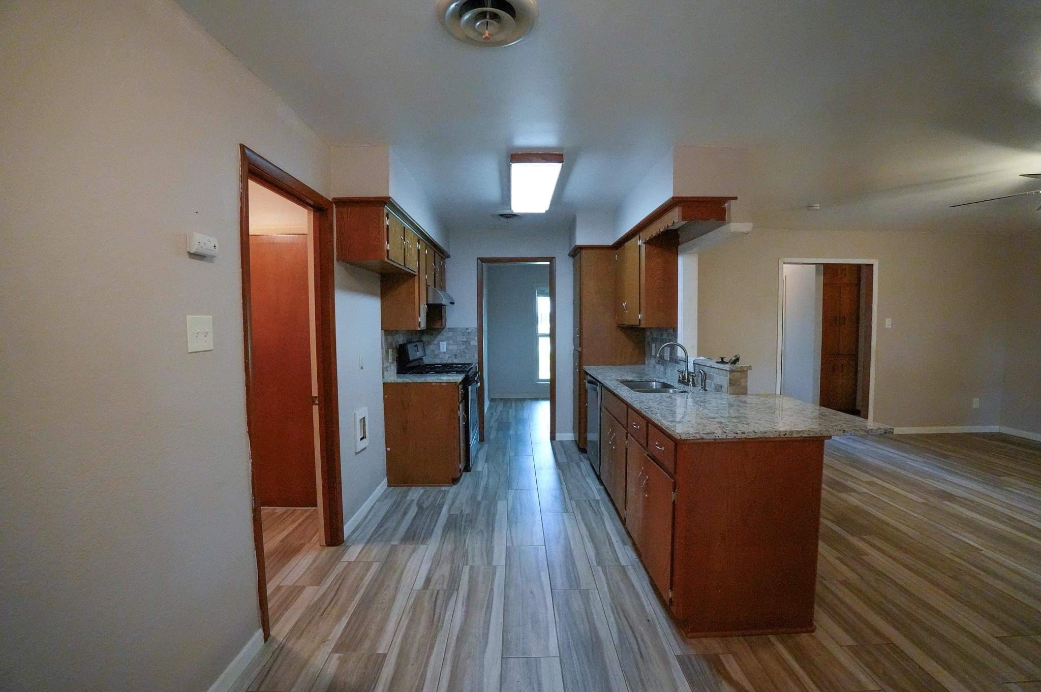 1418 NE 7th St, Smithville, TX 78957