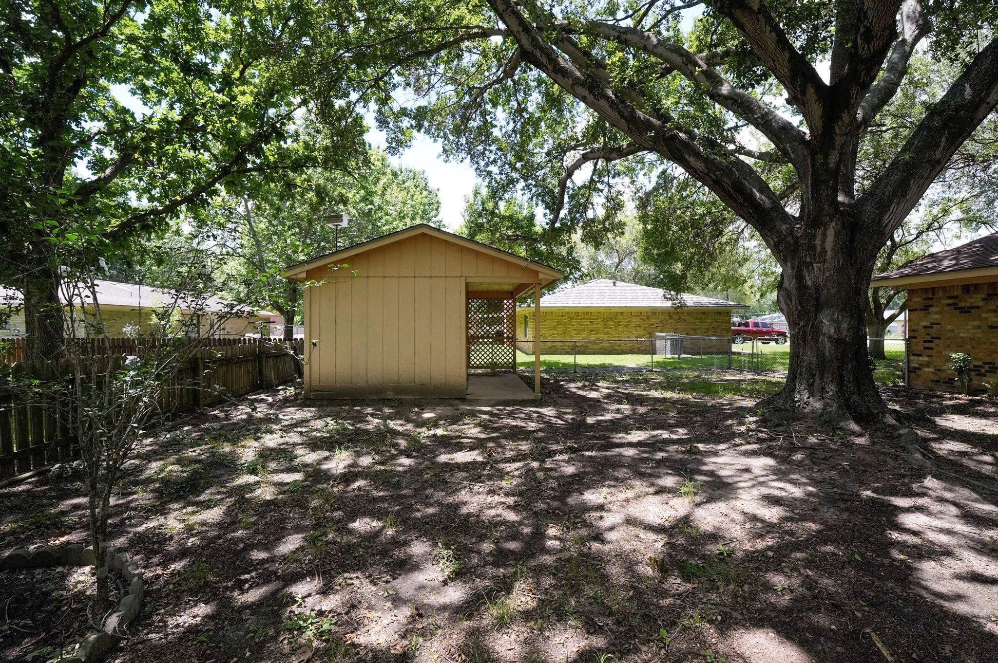 1418 NE 7th St, Smithville, TX 78957