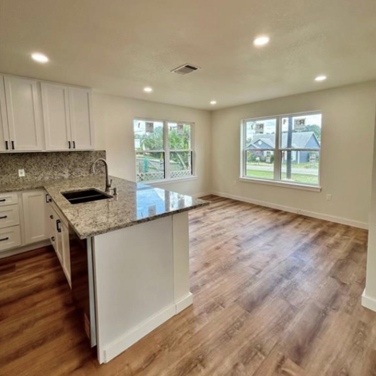1127 Greenhill Dr, Canyon Lake, TX 78133