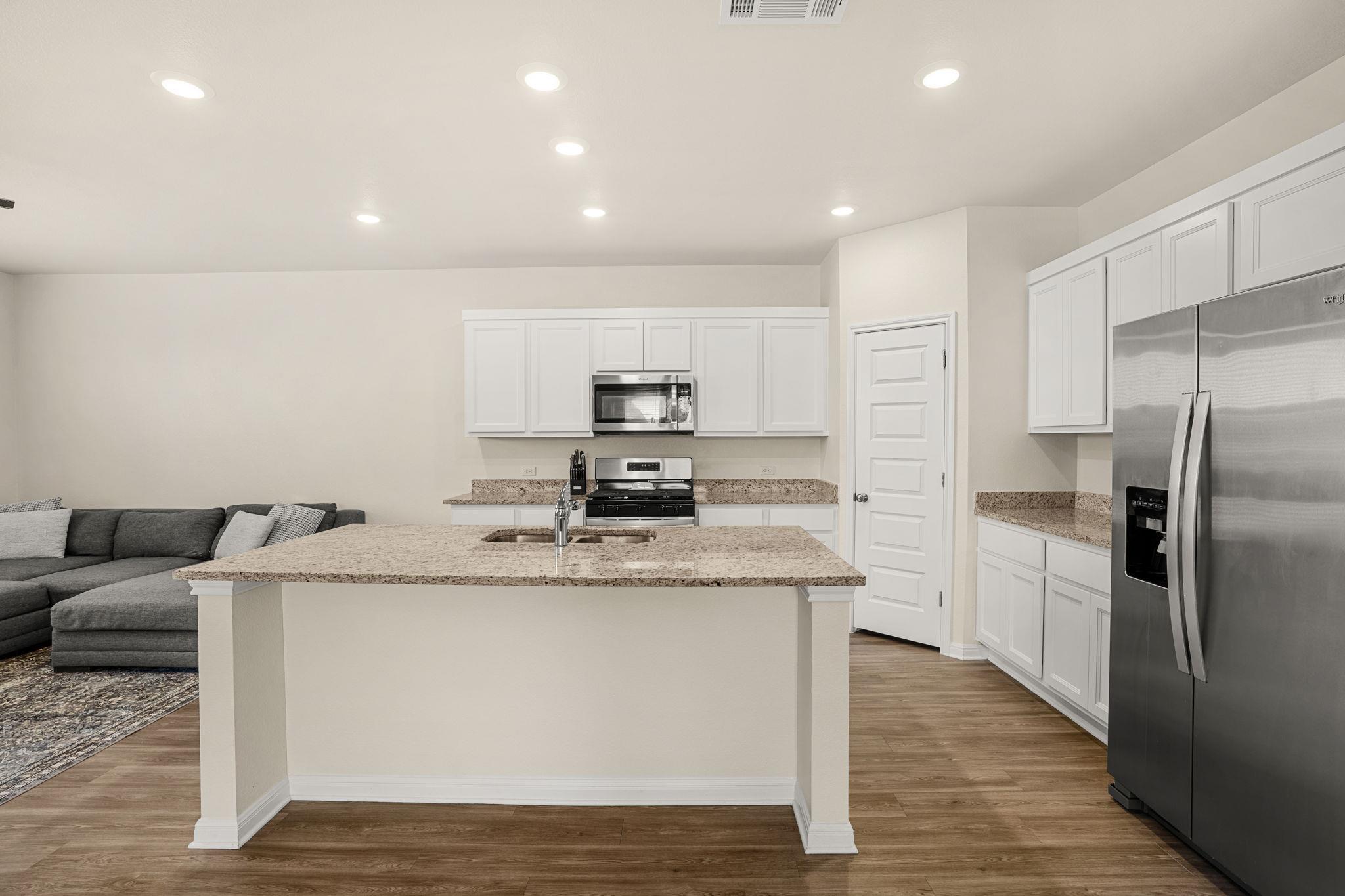 148 Hidalgo Ln, Elgin, TX 78621