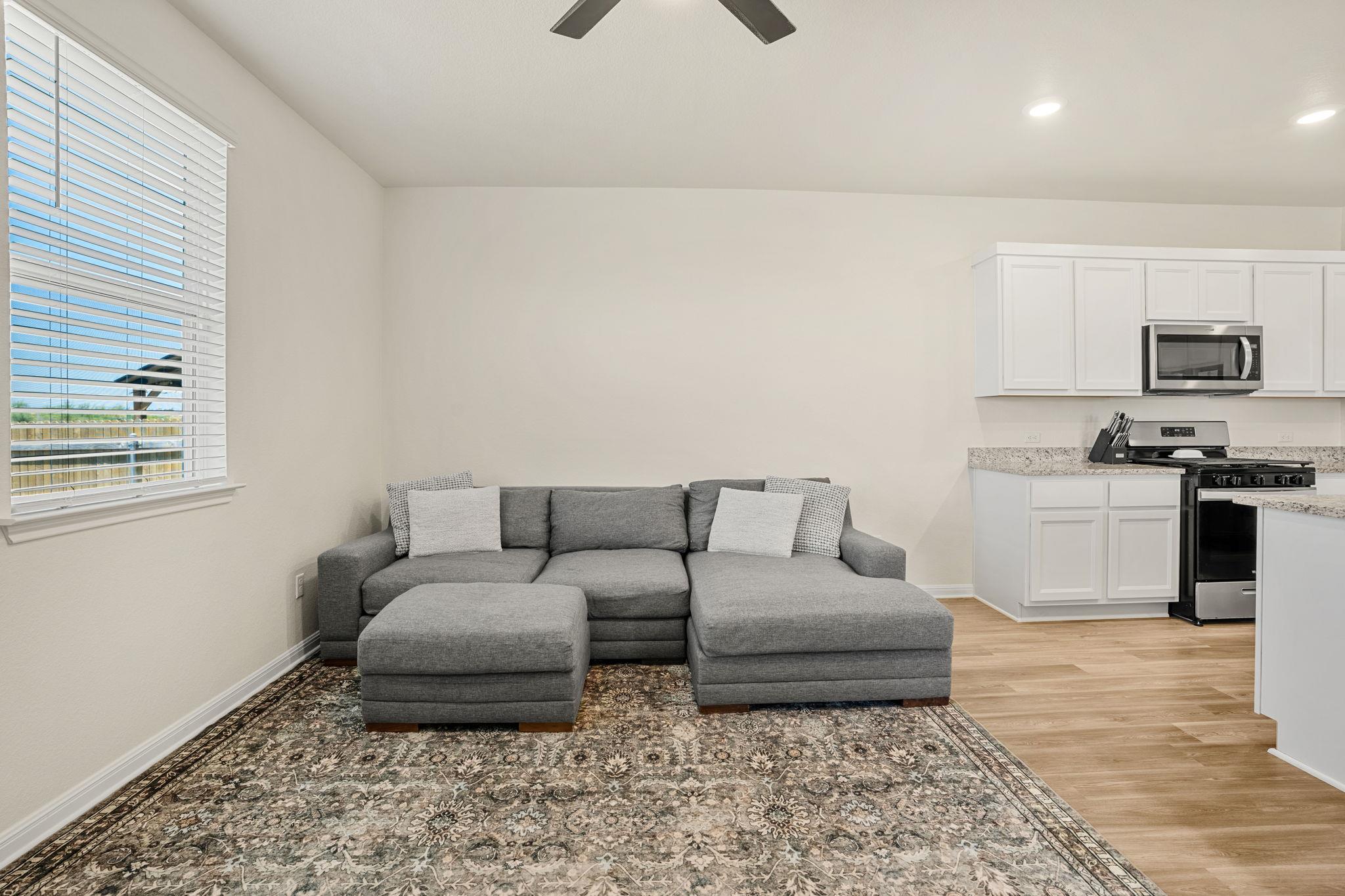 148 Hidalgo Ln, Elgin, TX 78621
