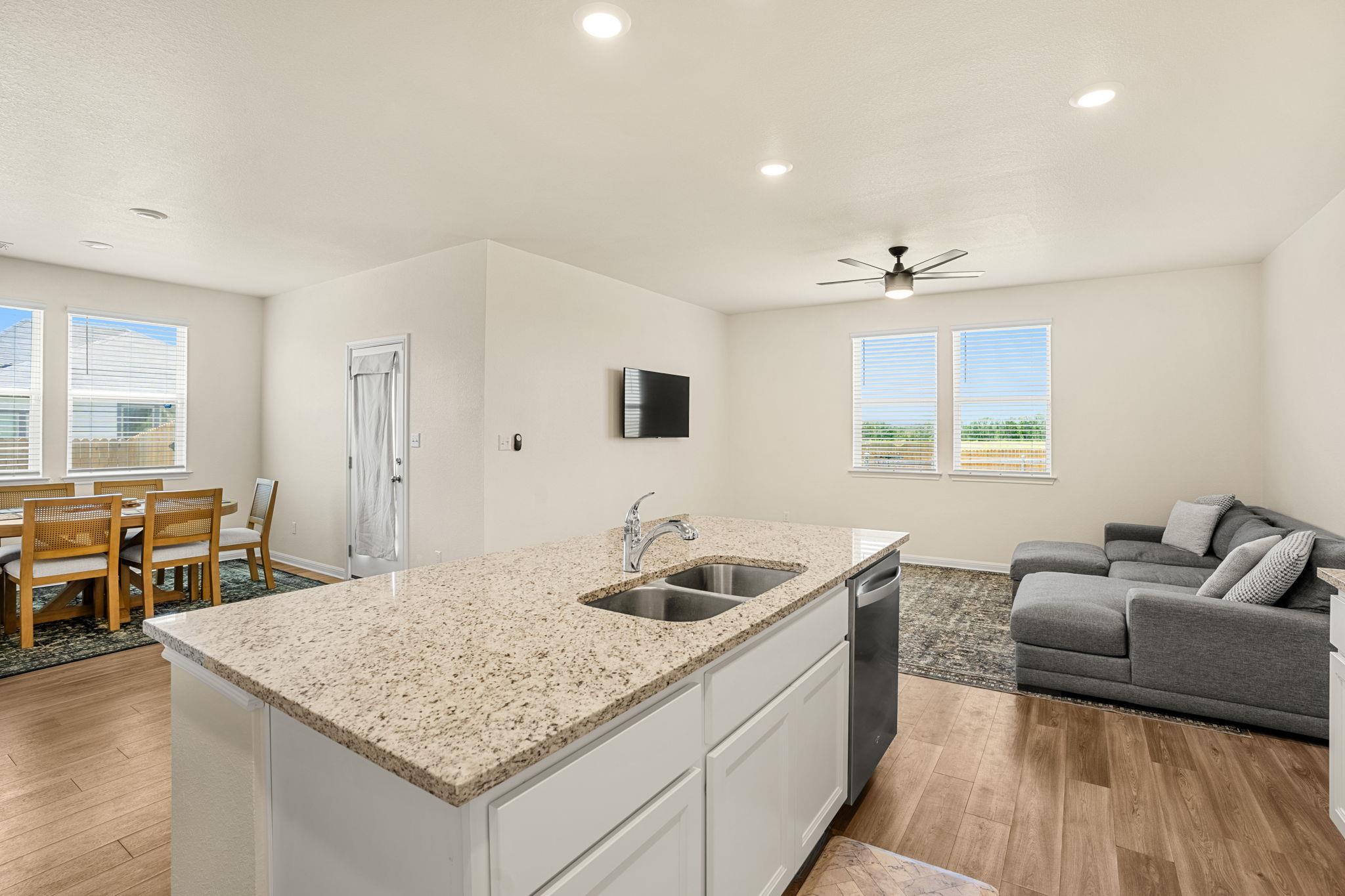 148 Hidalgo Ln, Elgin, TX 78621