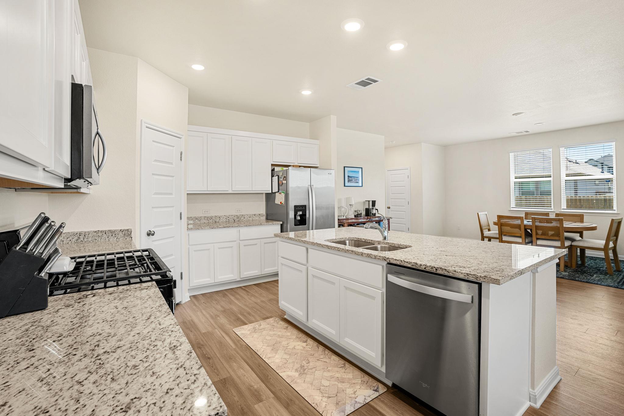 148 Hidalgo Ln, Elgin, TX 78621