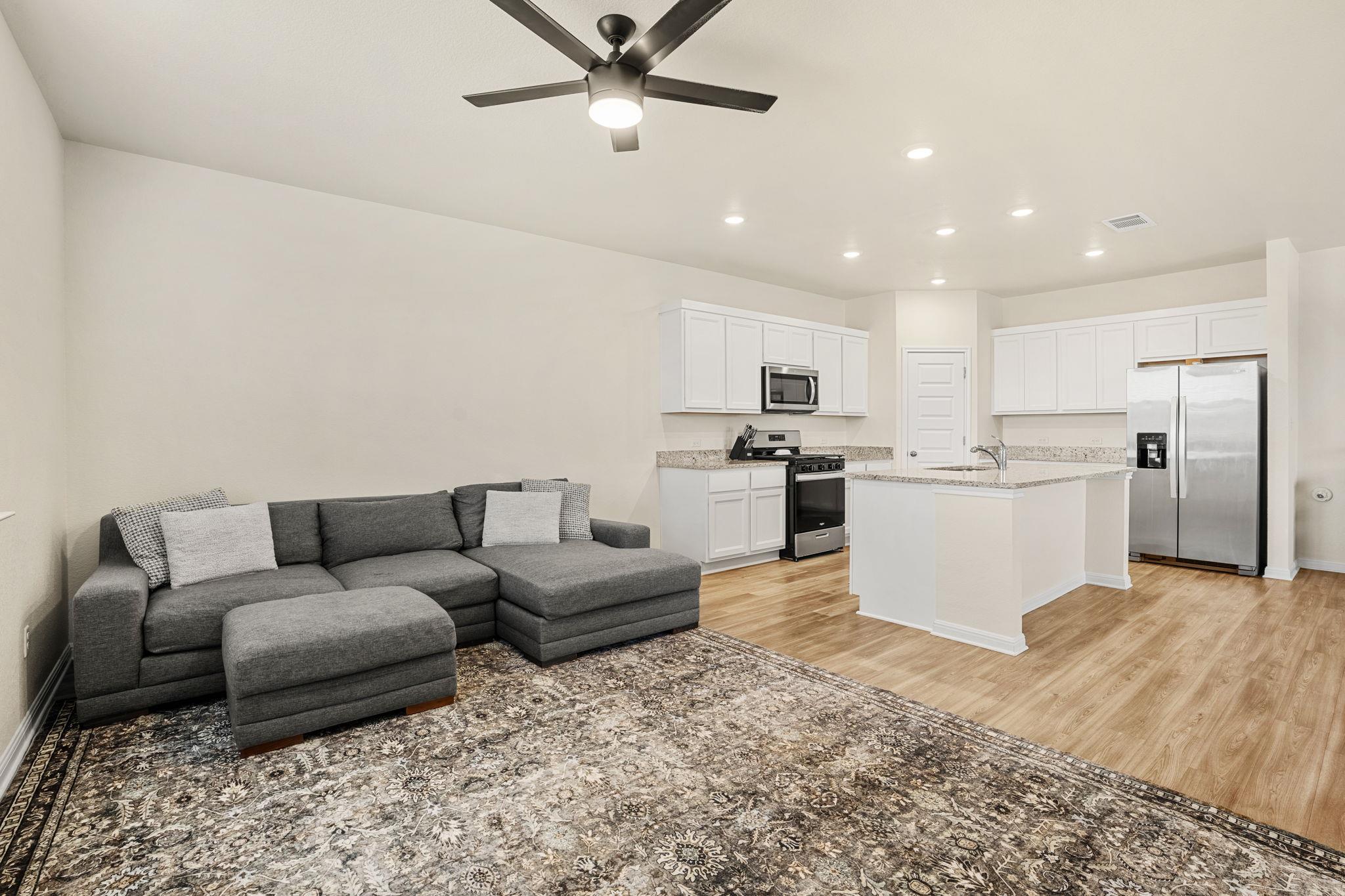 148 Hidalgo Ln, Elgin, TX 78621