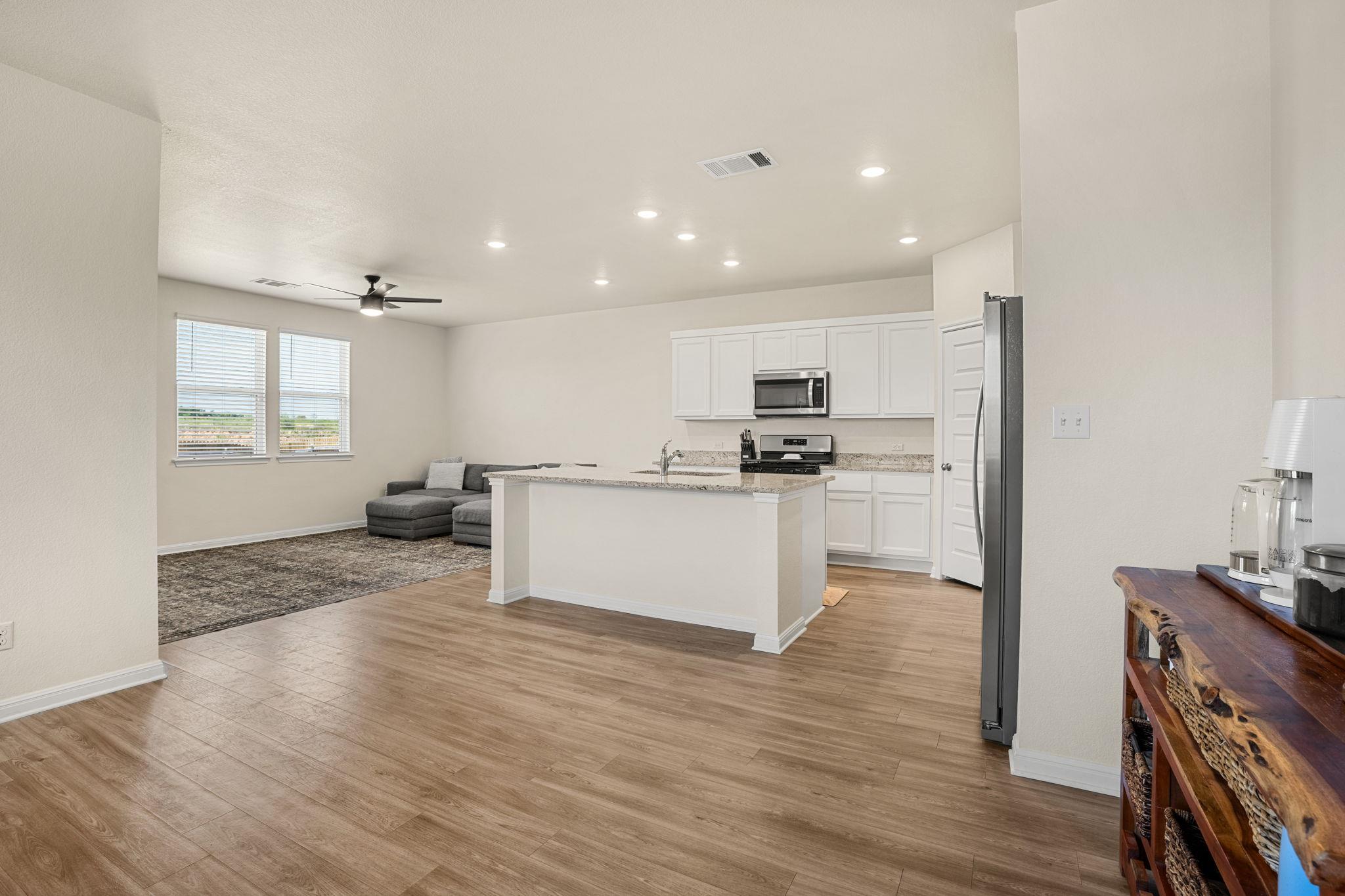 148 Hidalgo Ln, Elgin, TX 78621