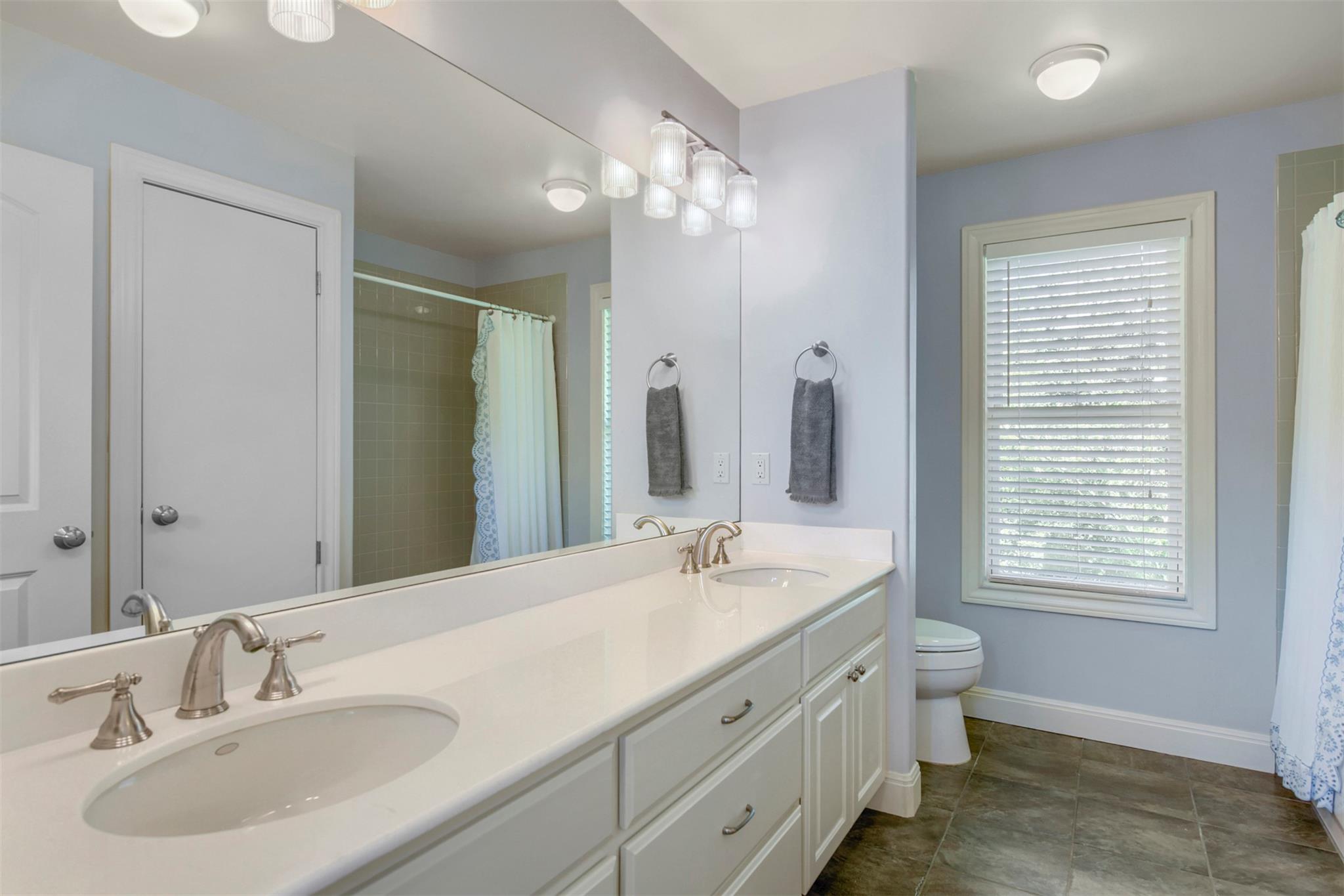 220 Clubhouse Dr, Lakeway, TX 78734