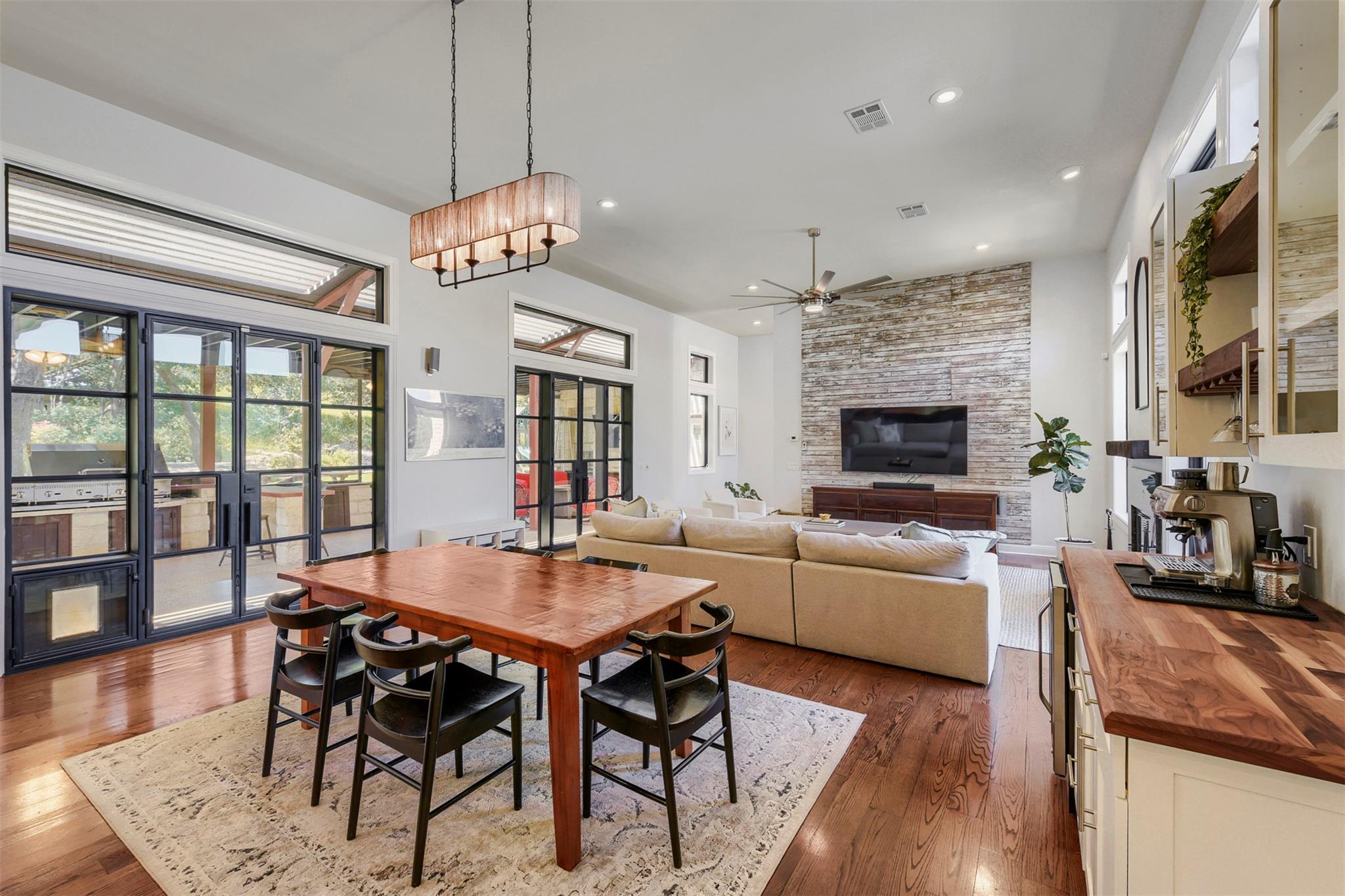 220 Clubhouse Dr, Lakeway, TX 78734
