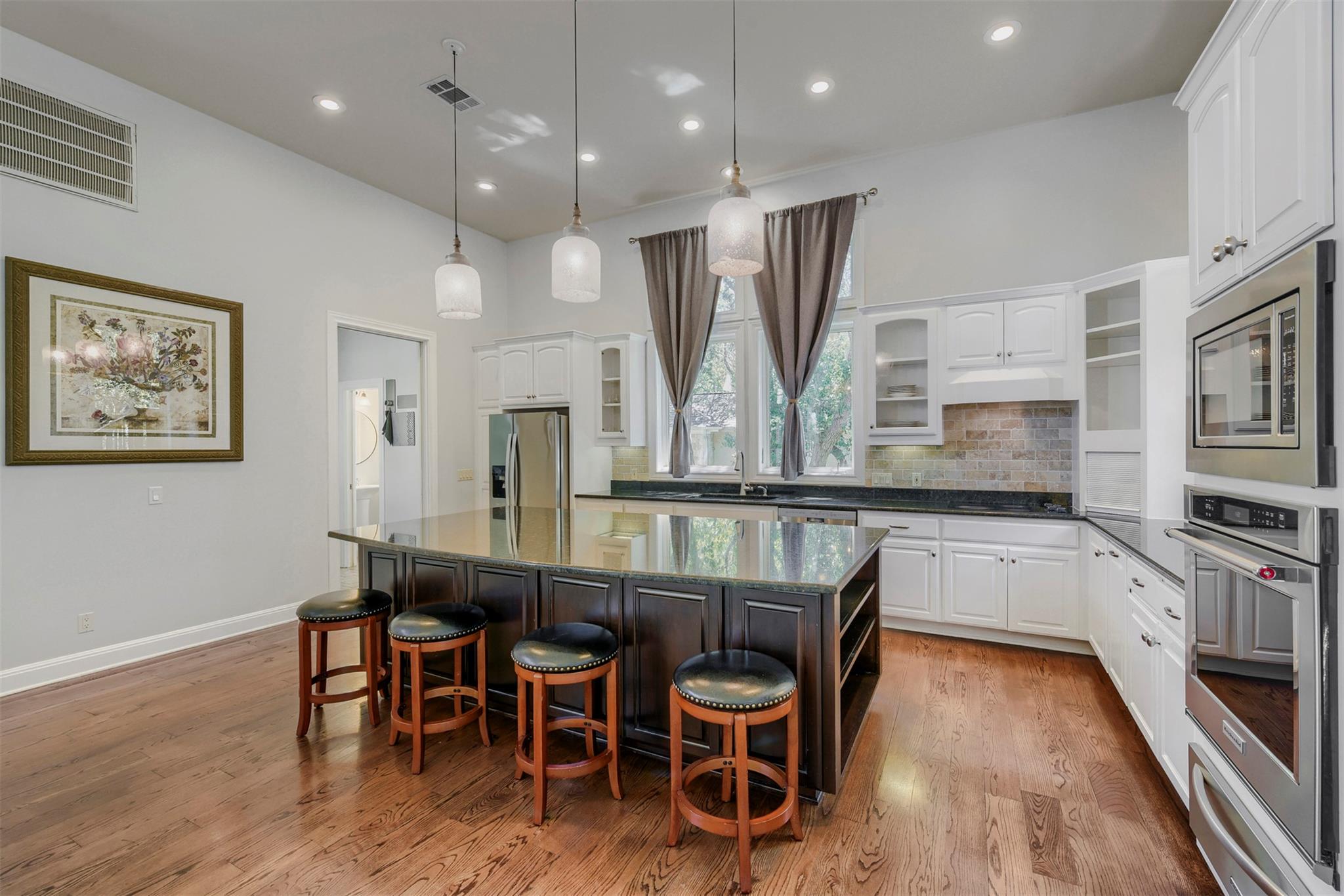 220 Clubhouse Dr, Lakeway, TX 78734