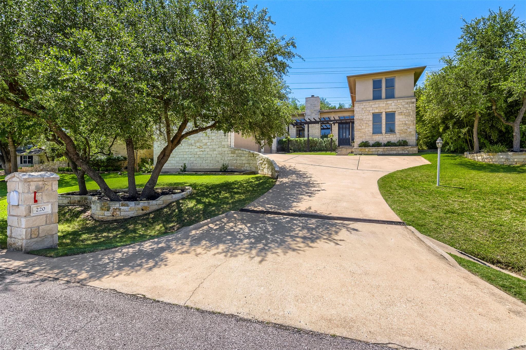 220 Clubhouse Dr, Lakeway, TX 78734