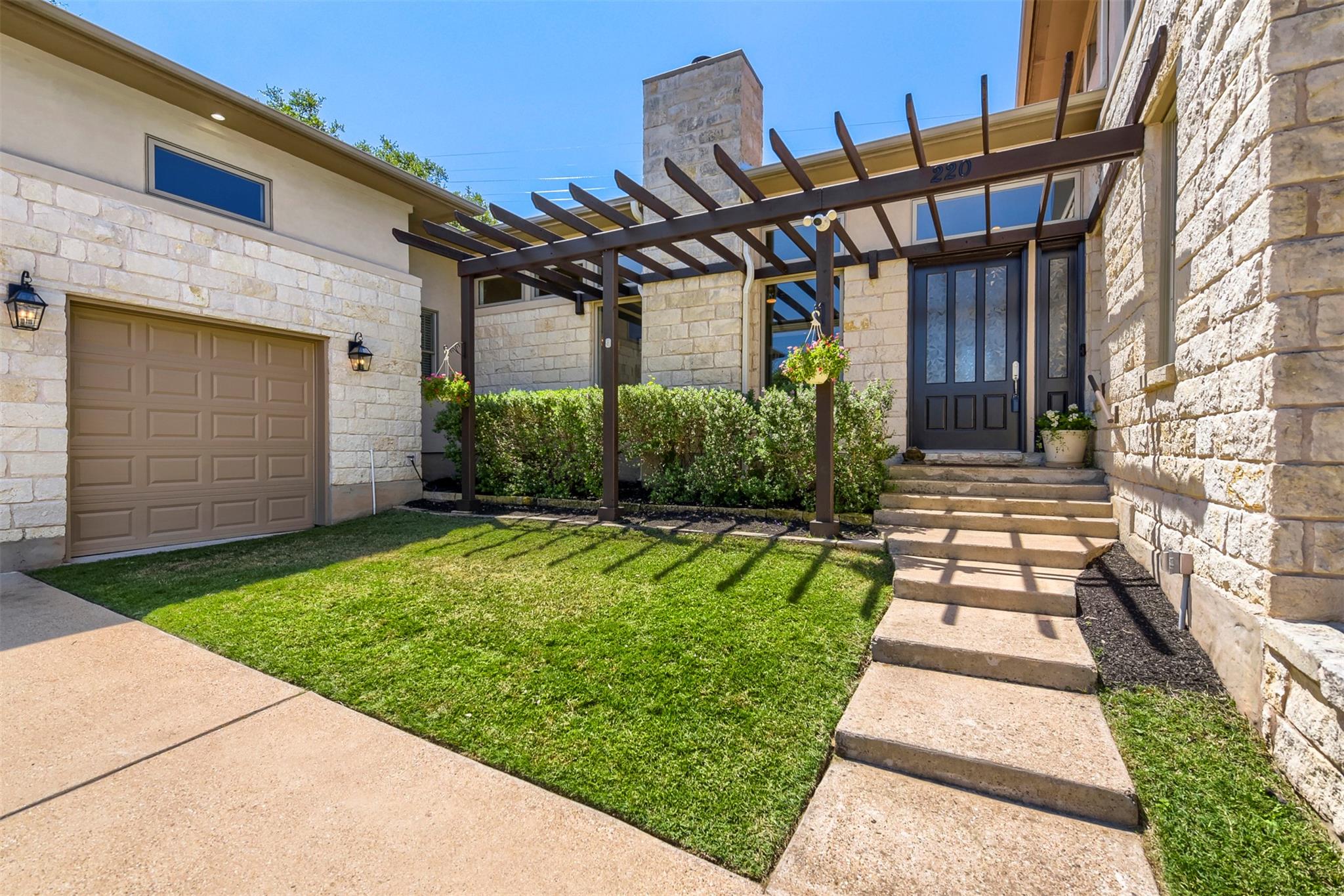 220 Clubhouse Dr, Lakeway, TX 78734