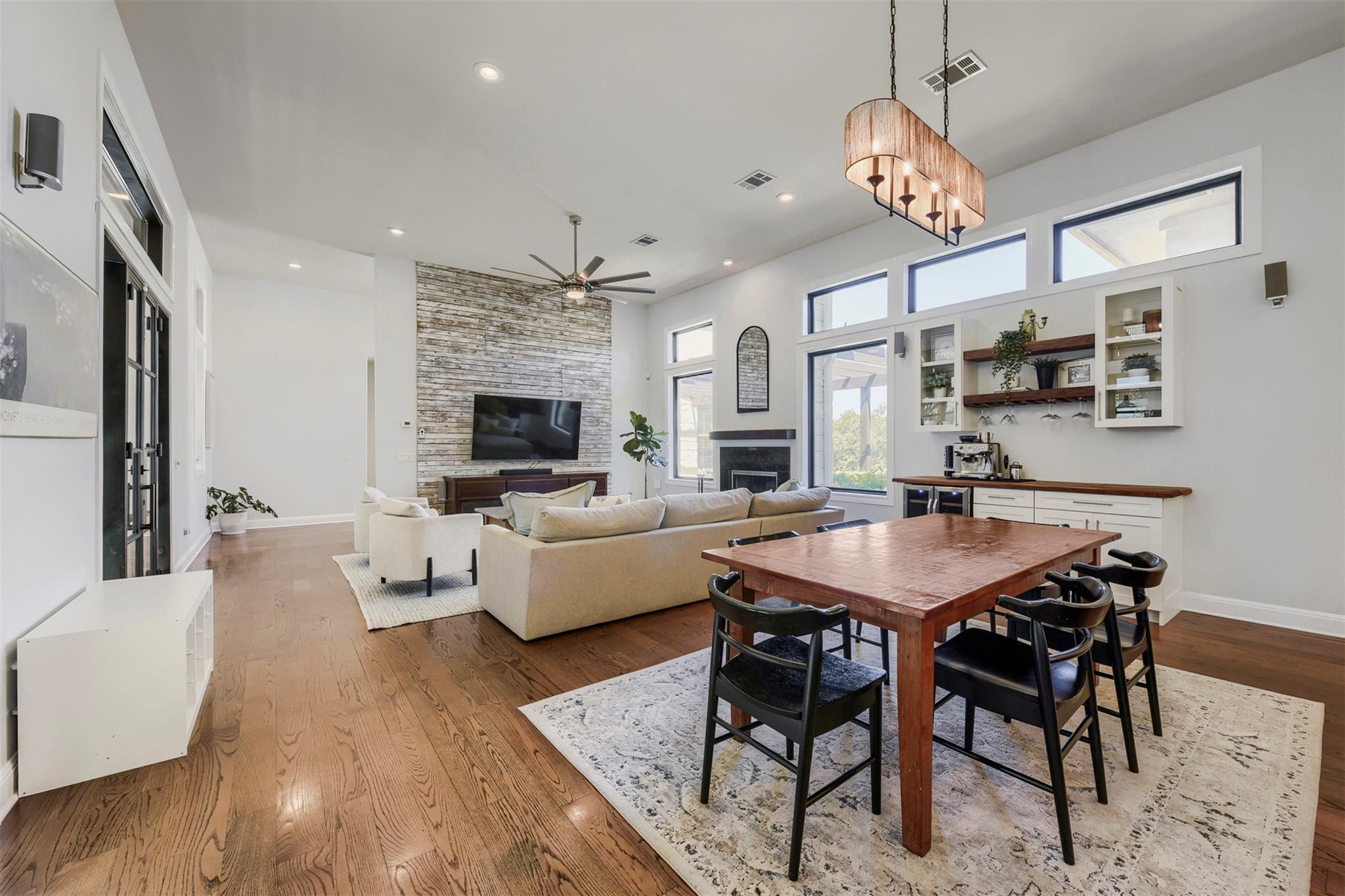 220 Clubhouse Dr, Lakeway, TX 78734