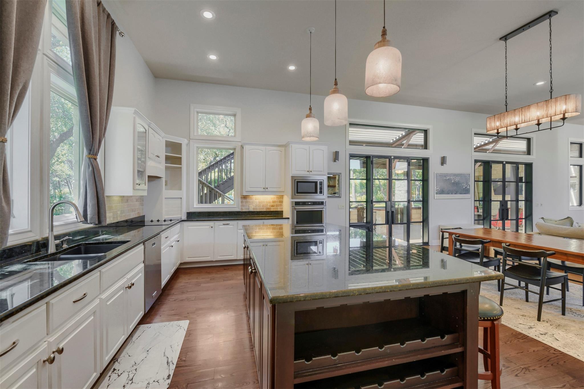 220 Clubhouse Dr, Lakeway, TX 78734