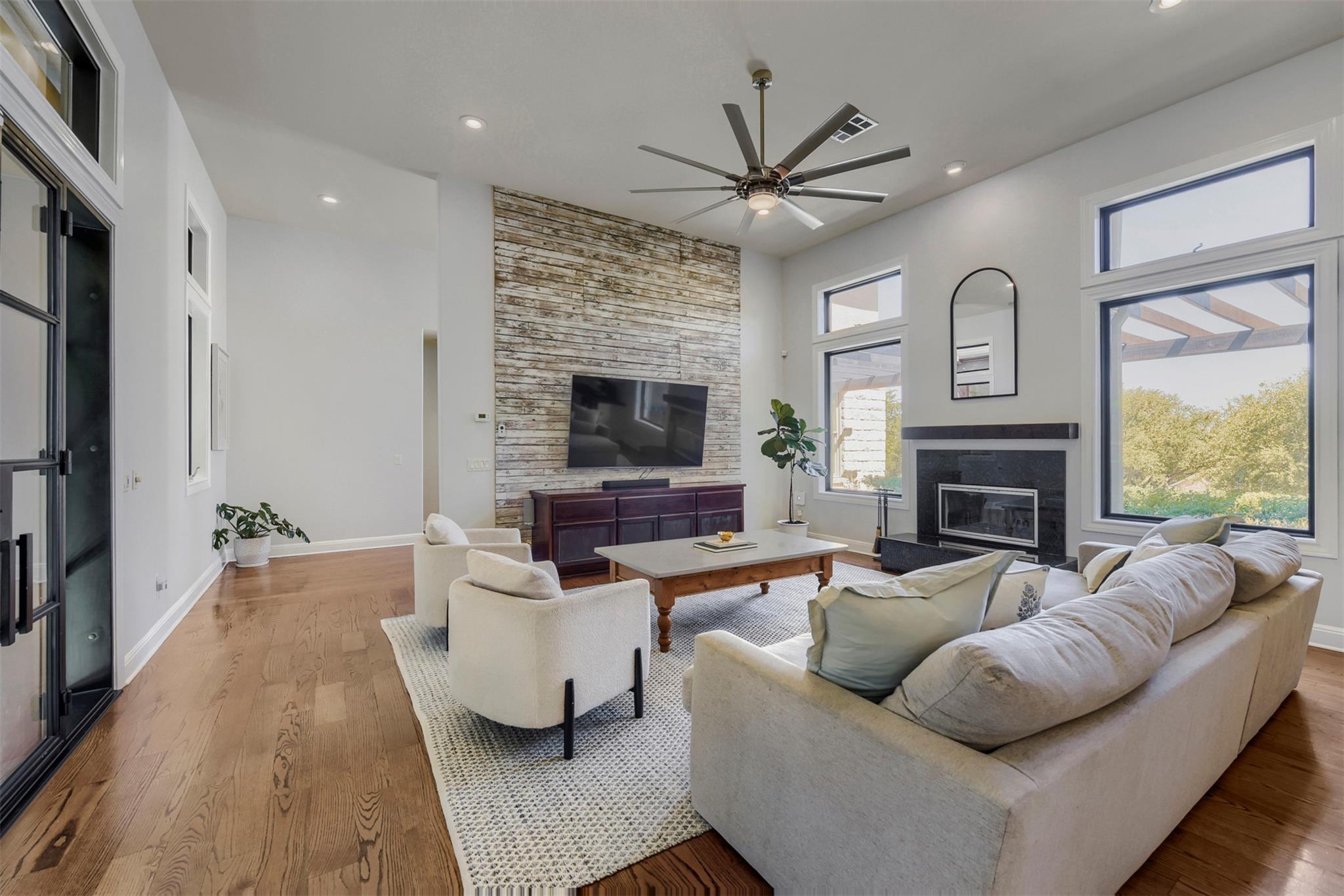 220 Clubhouse Dr, Lakeway, TX 78734