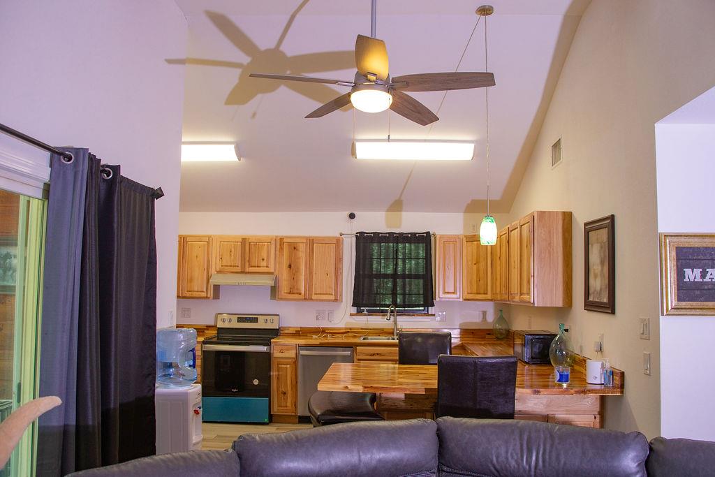 200 Arrowhead Dr, Smithville, TX 78957