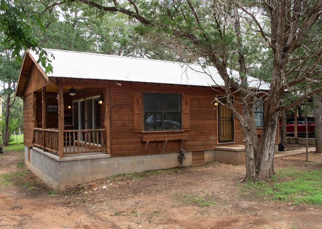 200 Arrowhead Dr, Smithville, TX 78957