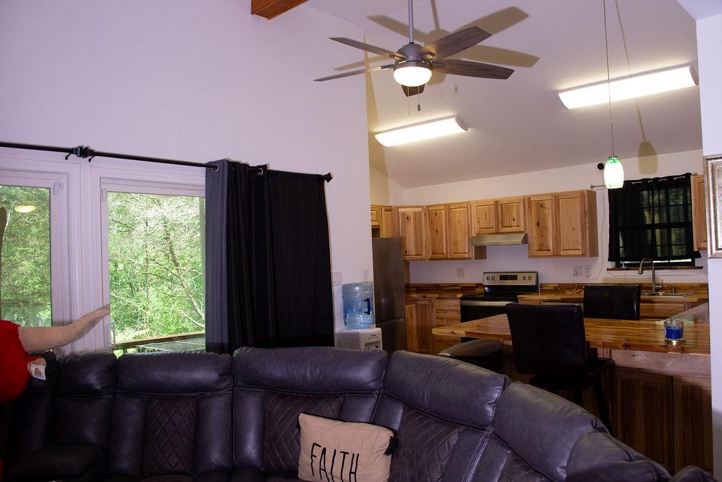 200 Arrowhead Dr, Smithville, TX 78957