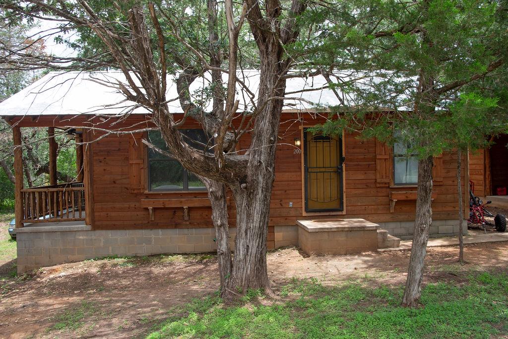 200 Arrowhead Dr, Smithville, TX 78957