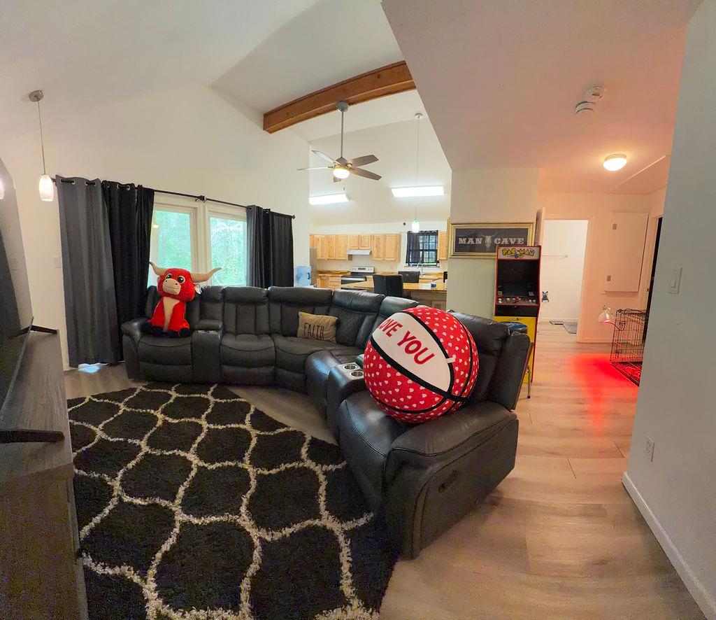 200 Arrowhead Dr, Smithville, TX 78957