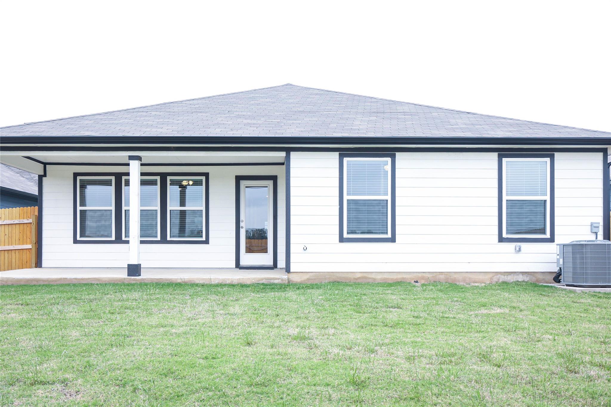 231 Sweetwater Creek Ln, Hutto, TX 78634