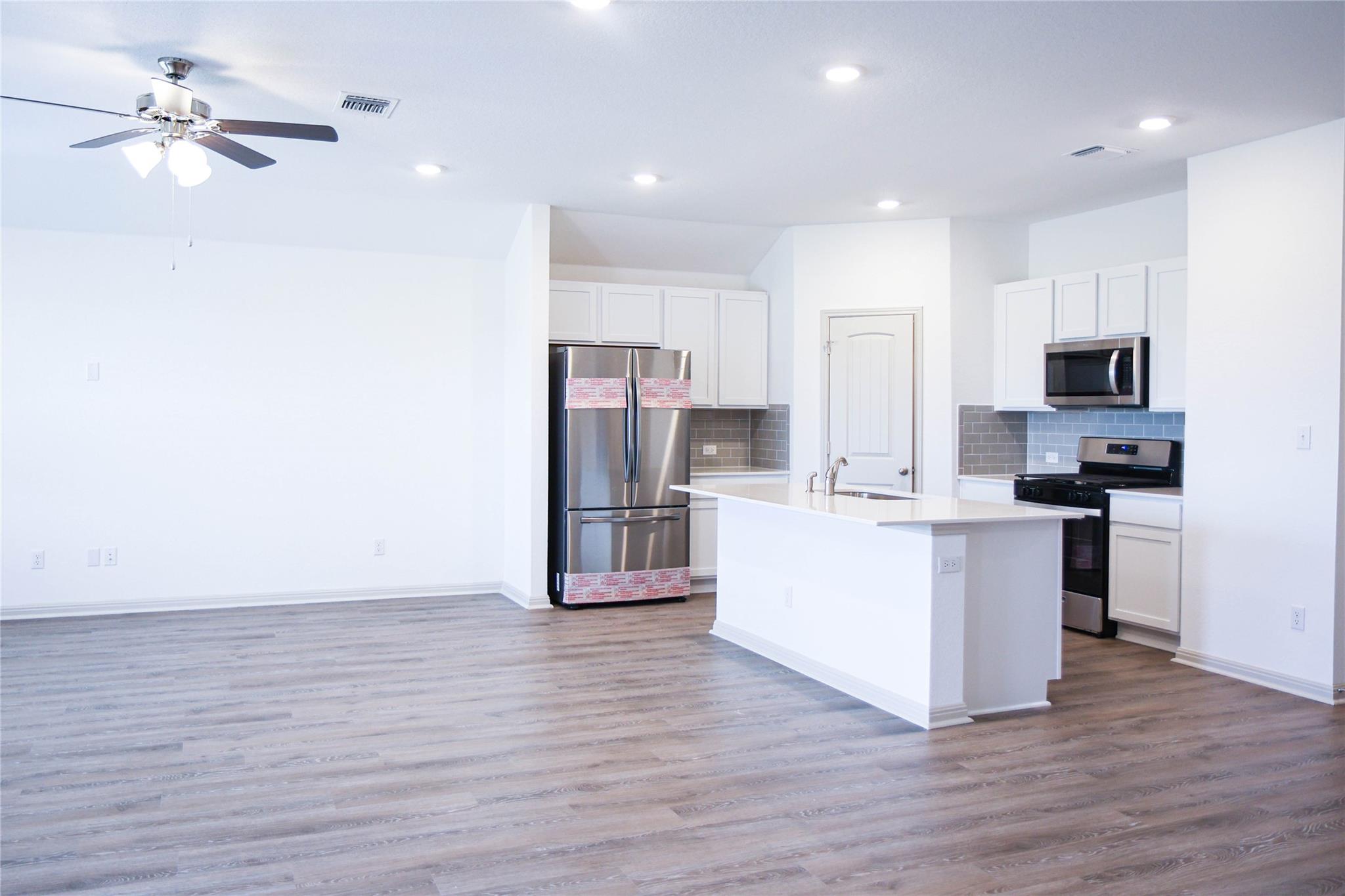 231 Sweetwater Creek Ln, Hutto, TX 78634