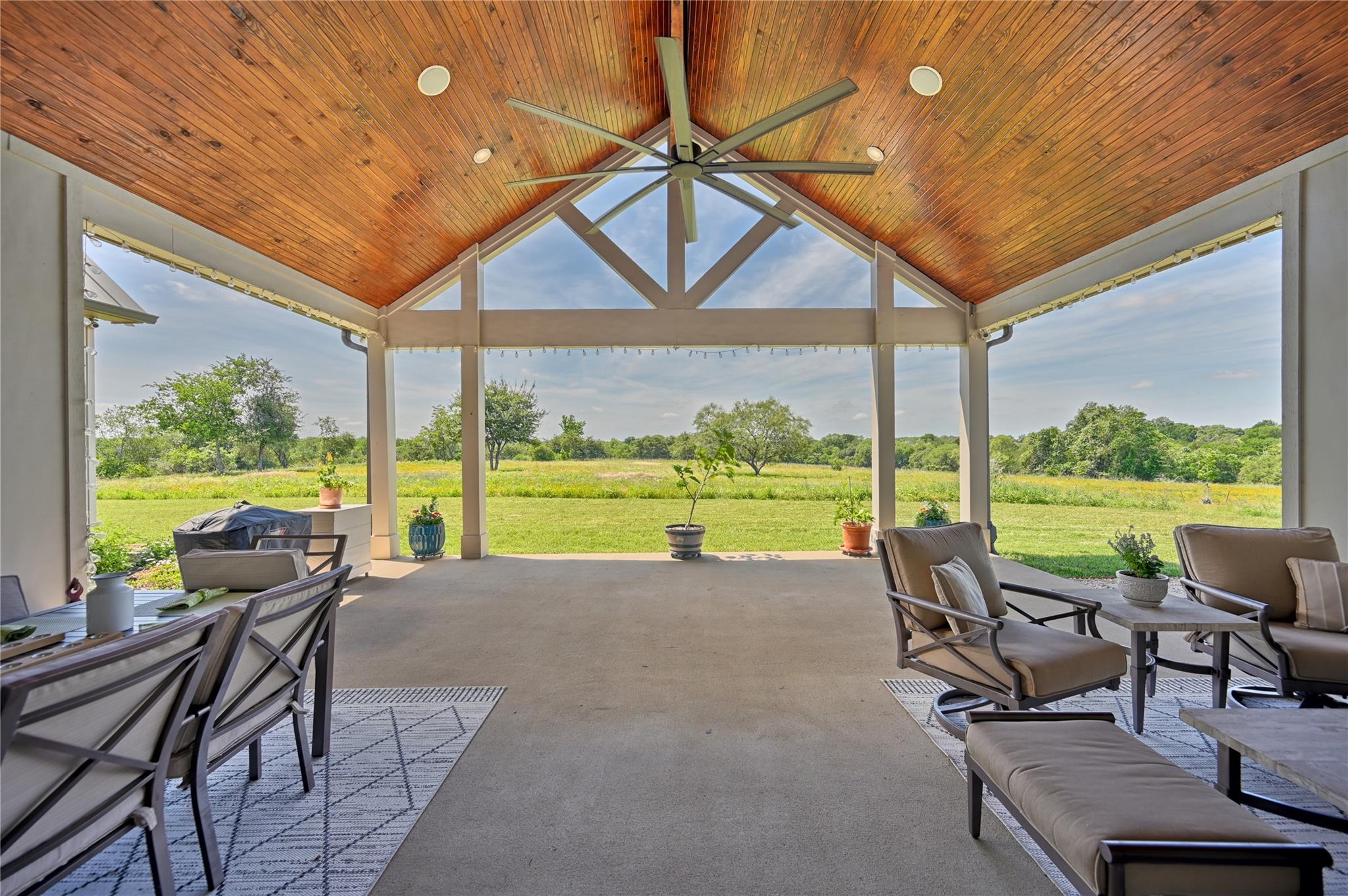 2165 County Road 250 Rd, Weimar, TX 78962