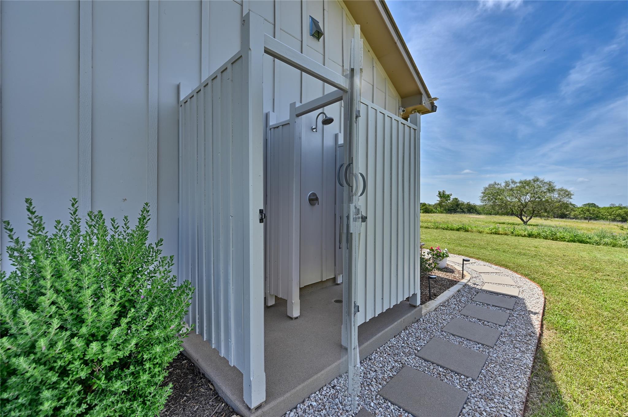 2165 County Road 250 Rd, Weimar, TX 78962