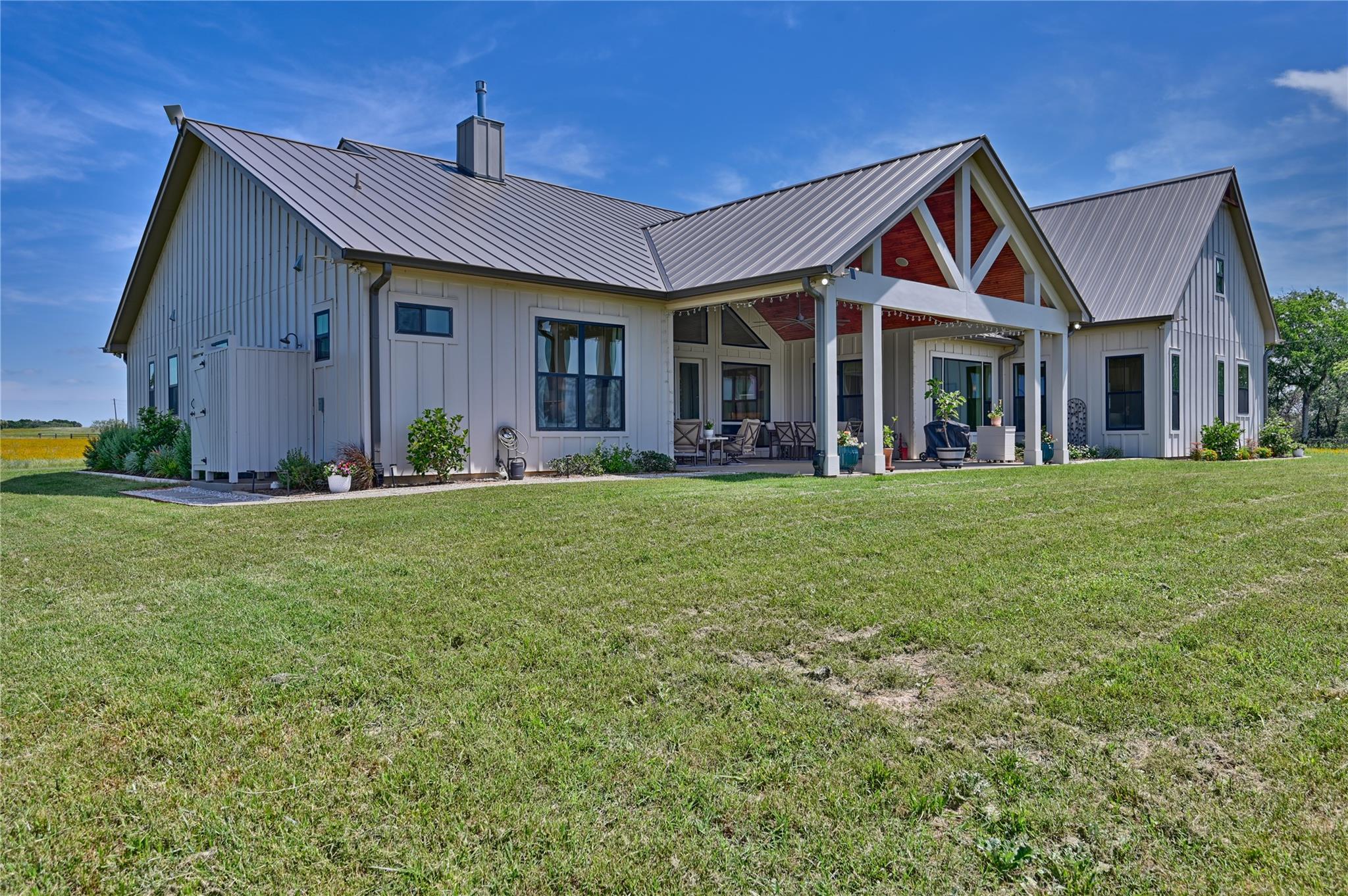 2165 County Road 250 Rd, Weimar, TX 78962