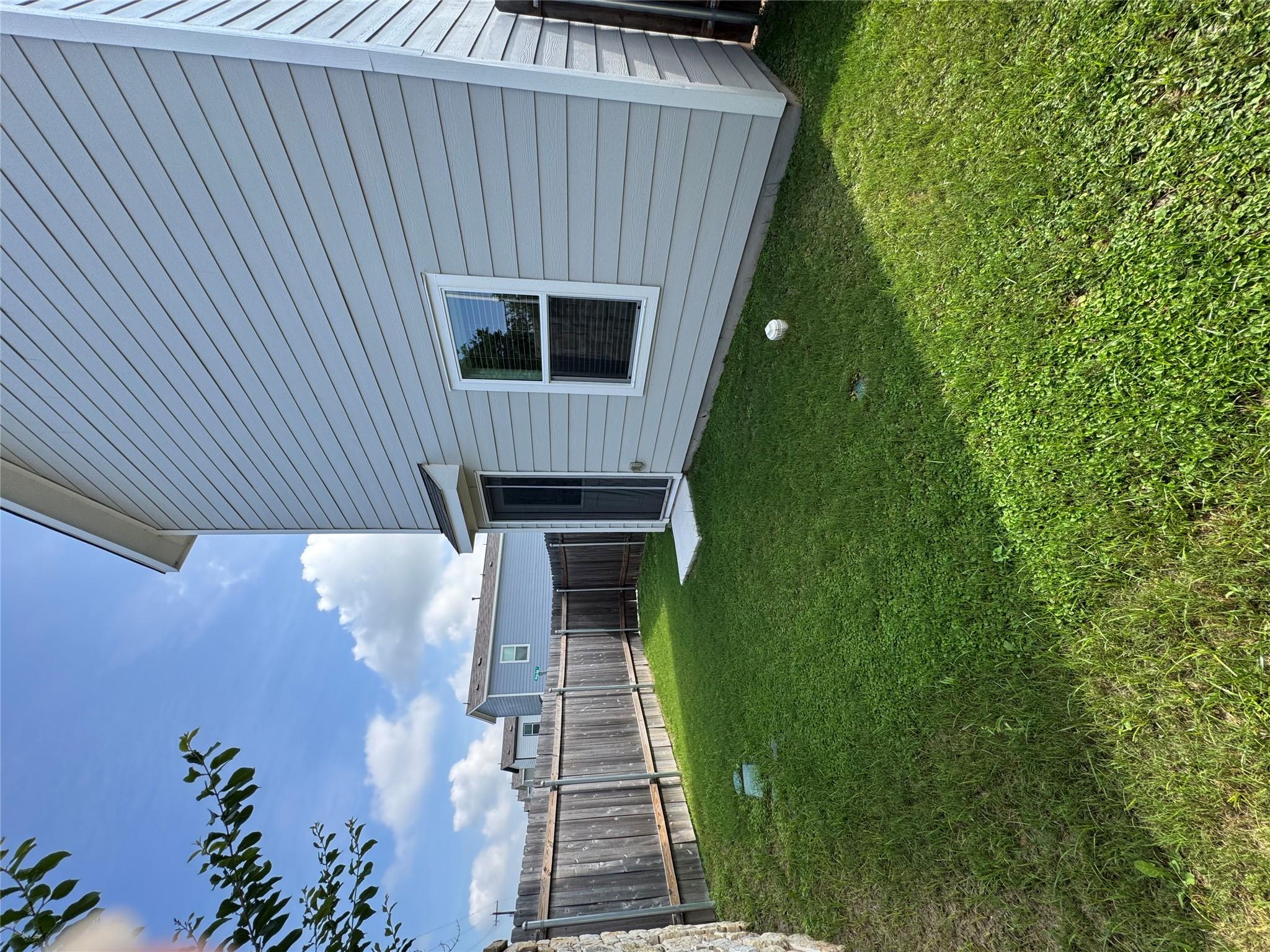 63 Trinity Cir, Lockhart, TX 78644