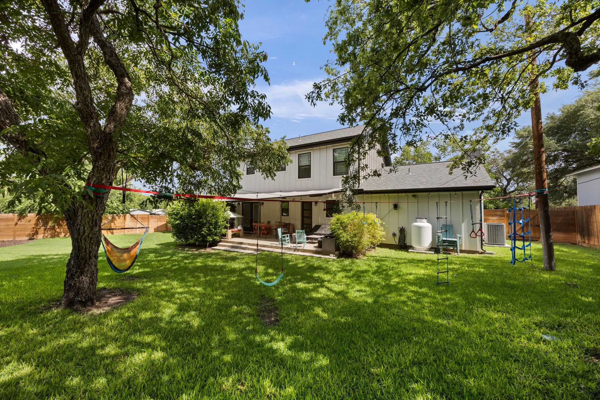 300 E Bluebonnet Ln, Johnson City, TX 78636