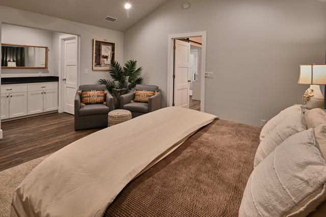 300 E Bluebonnet Ln, Johnson City, TX 78636