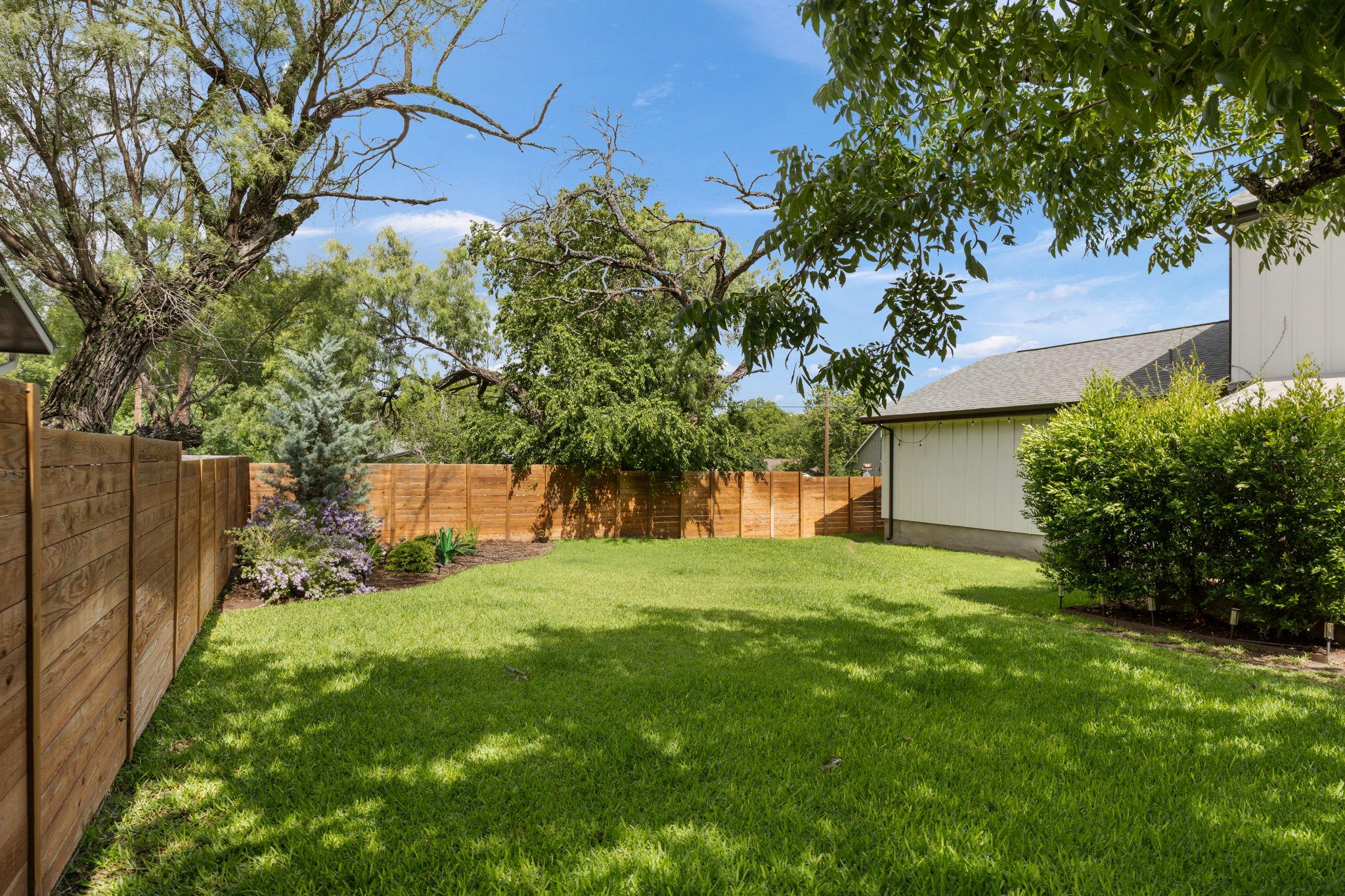 300 E Bluebonnet Ln, Johnson City, TX 78636
