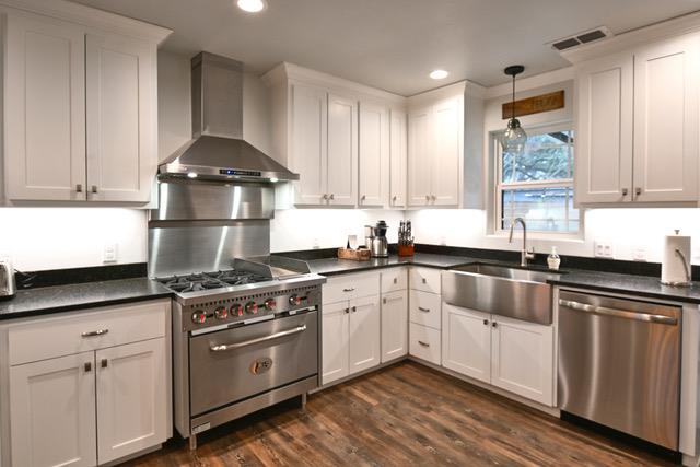 300 E Bluebonnet Ln, Johnson City, TX 78636
