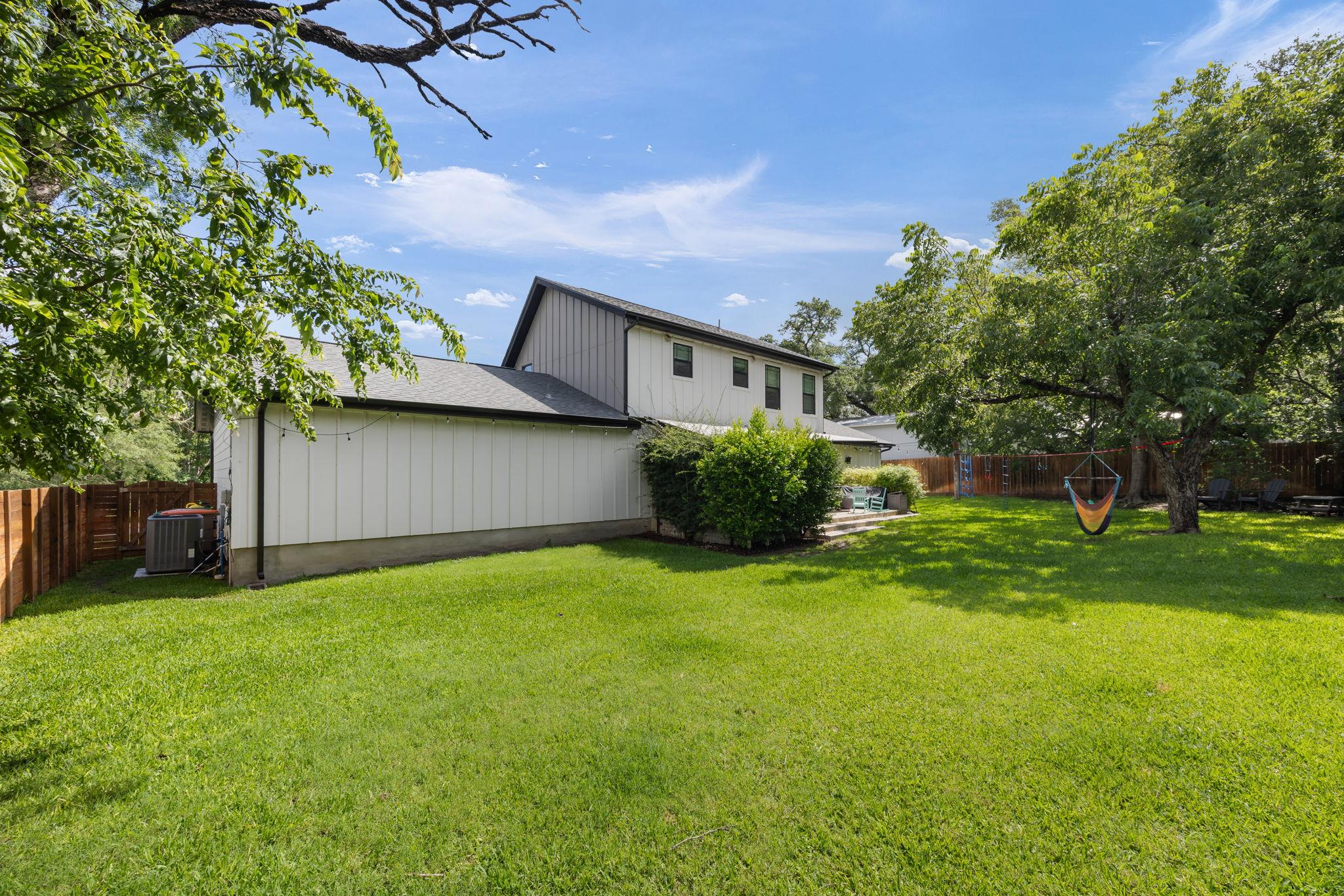 300 E Bluebonnet Ln, Johnson City, TX 78636