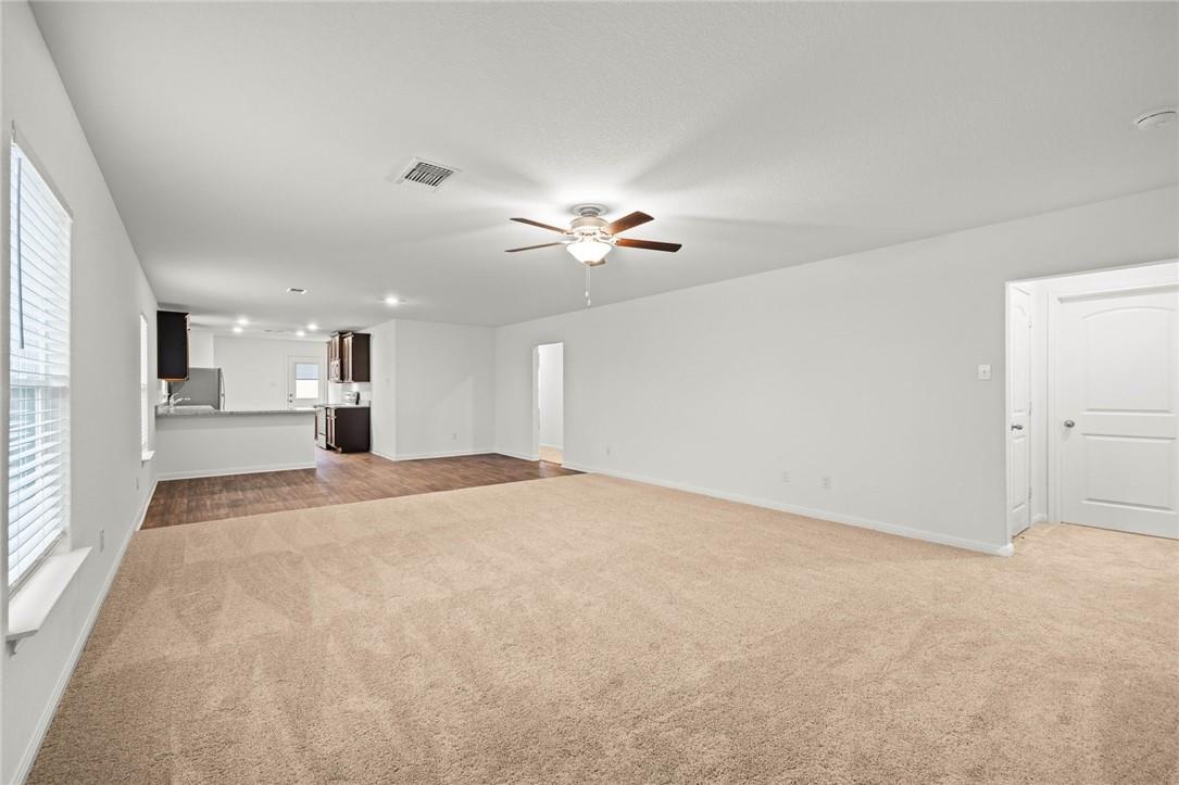 101 Fairfax Ln, Jarrell, TX 76537