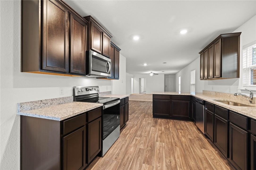 101 Fairfax Ln, Jarrell, TX 76537