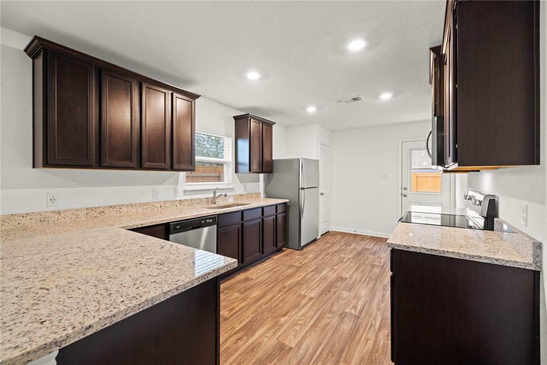 101 Fairfax Ln, Jarrell, TX 76537