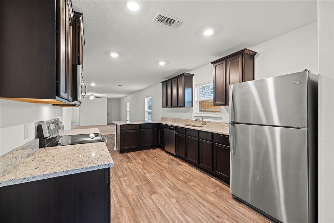 101 Fairfax Ln, Jarrell, TX 76537