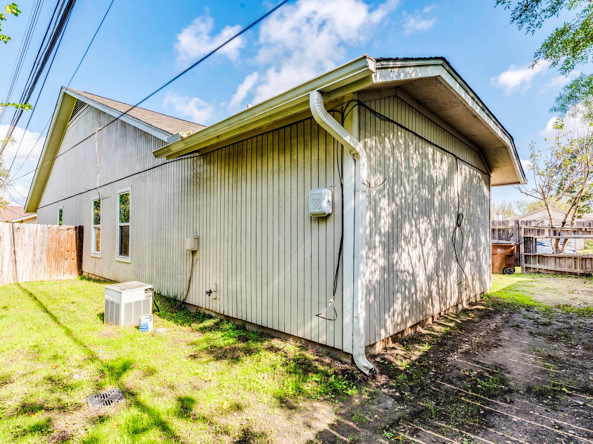 1110 Hyridge St, Round Rock, TX 78664