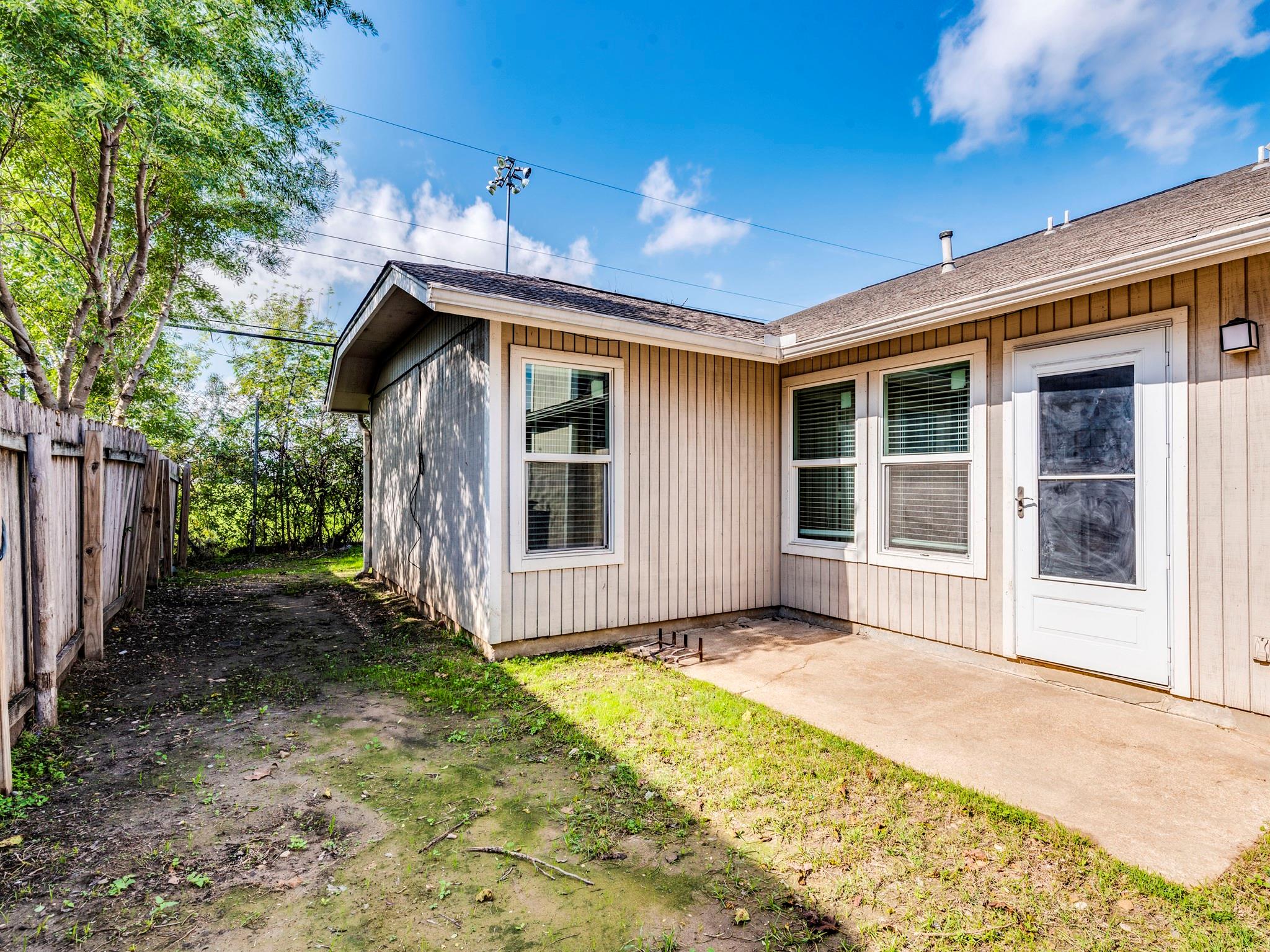 1110 Hyridge St, Round Rock, TX 78664
