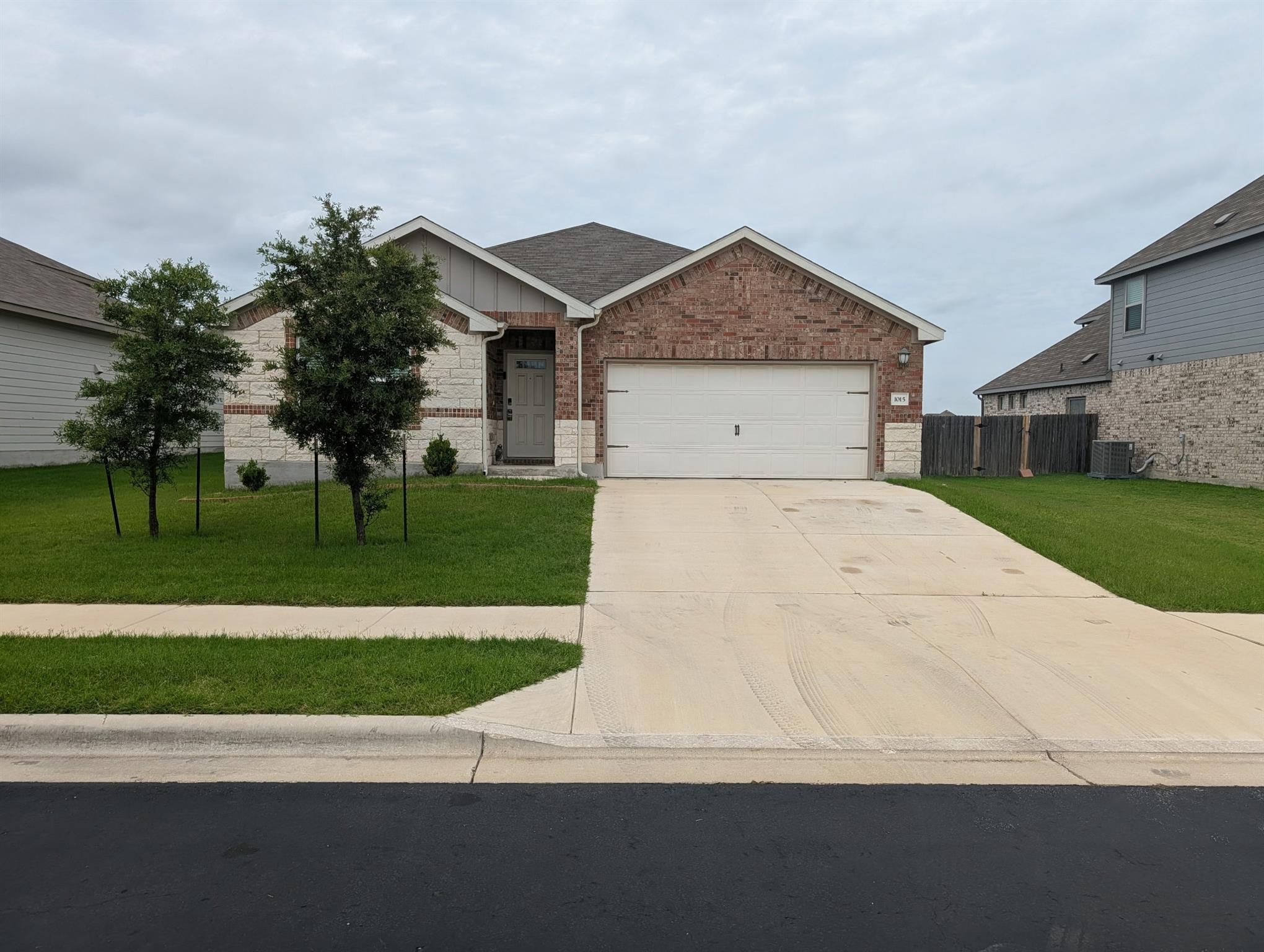 1015 Bluejack Way, Hutto, TX 78634