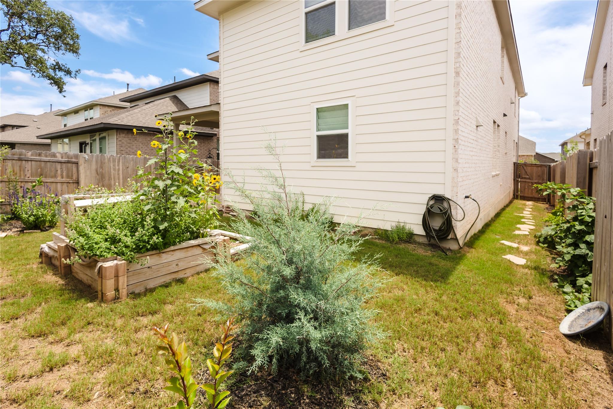 120 Baron Von Gator Dr, San Marcos, TX 78666